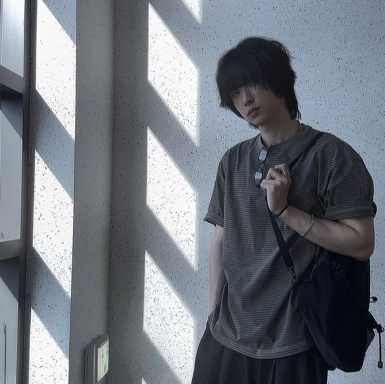 NOMANUAL C.B String Bag Charcoal 착용 스타일 - 4