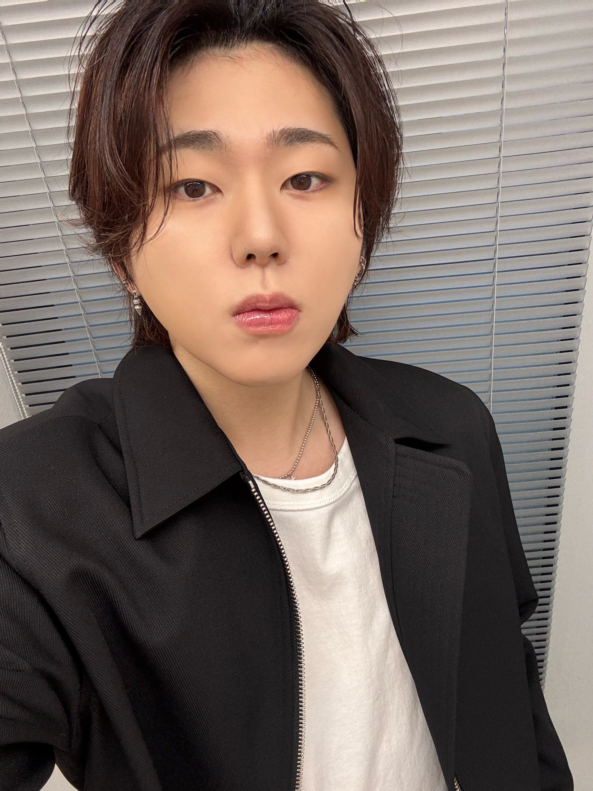 Undermycar MU.102 Anti Fxxking Logo Play Cropped Poly Jacket Black, Undermycar MU.102 Anti Fxxking Logo Play Cropped Poly Jacket Oilve 착용 스타일 - 1