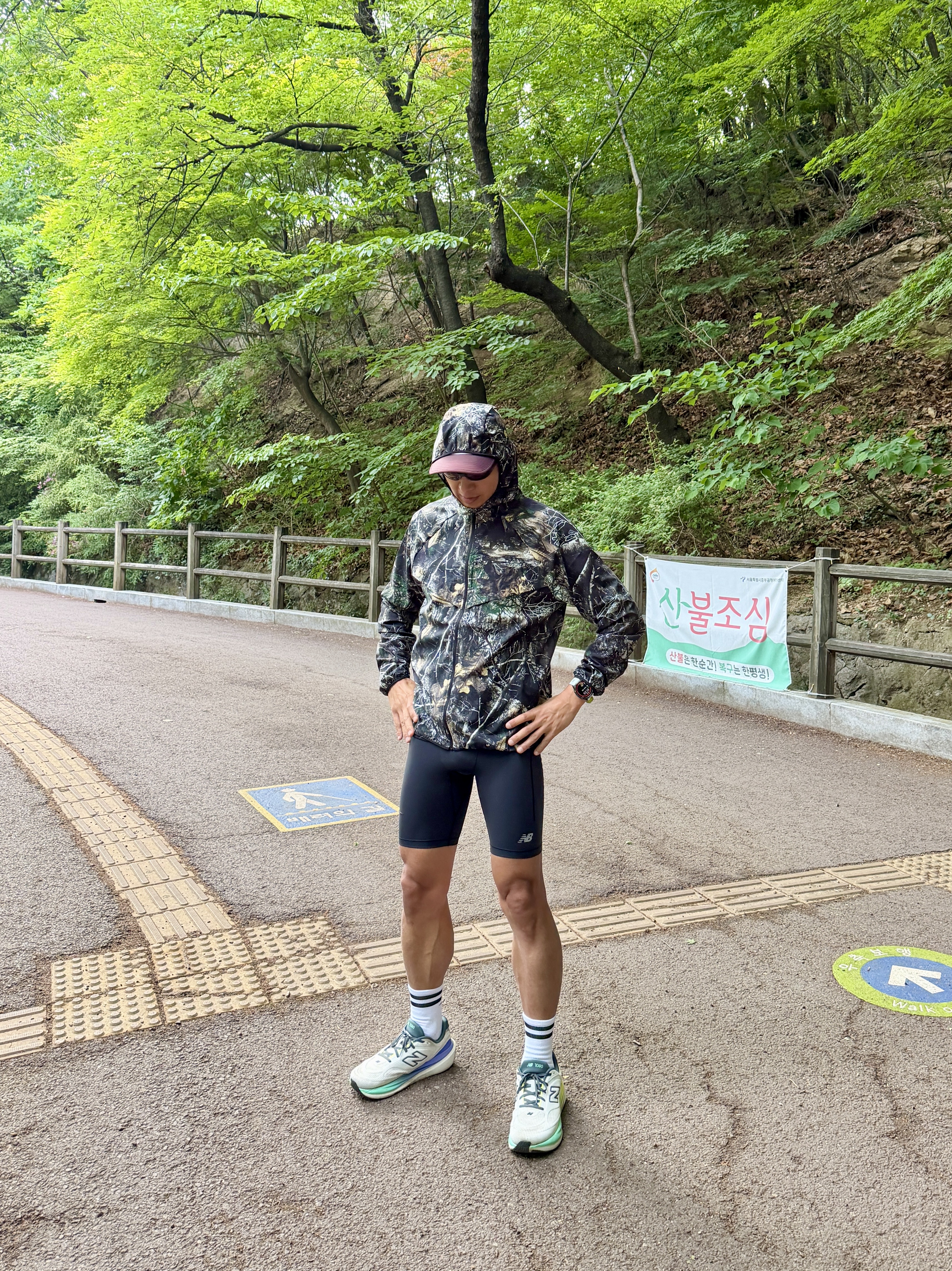 Nike Stride Dri-Fit Realtree Running Jacket Anthracite Black - US/EU, New Balance Sleek Pocket 9 Inch Half Tights Black 착용 스타일 - 1