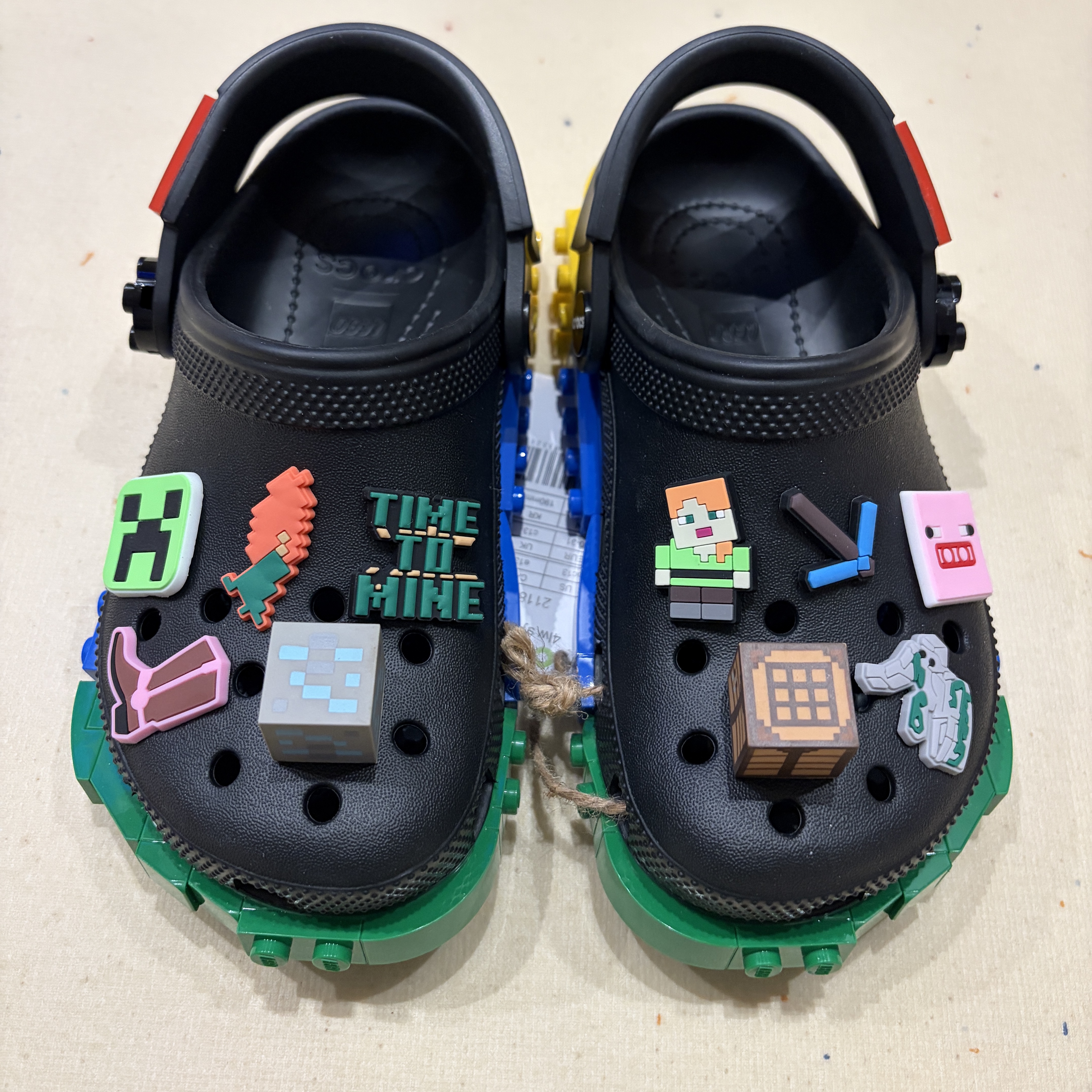 (Kids) Crocs x Lego Creativity Clog Black Mini Figure set 착용 스타일 - 1