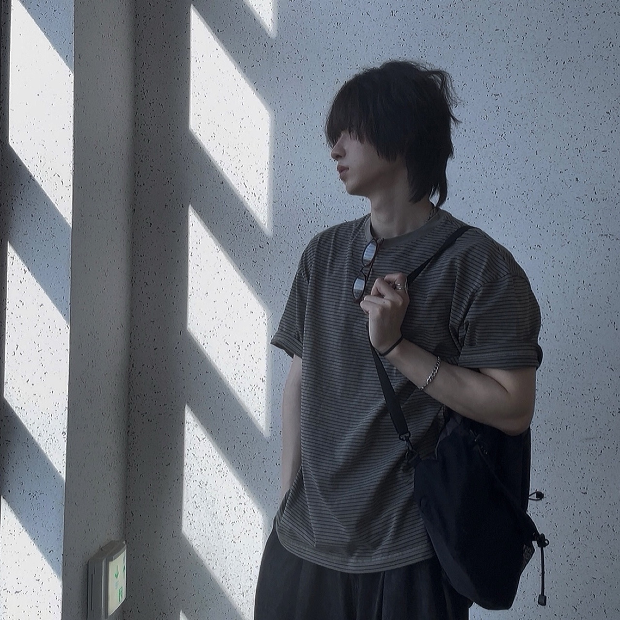 NOMANUAL C.B String Bag Charcoal 착용 스타일 - 3