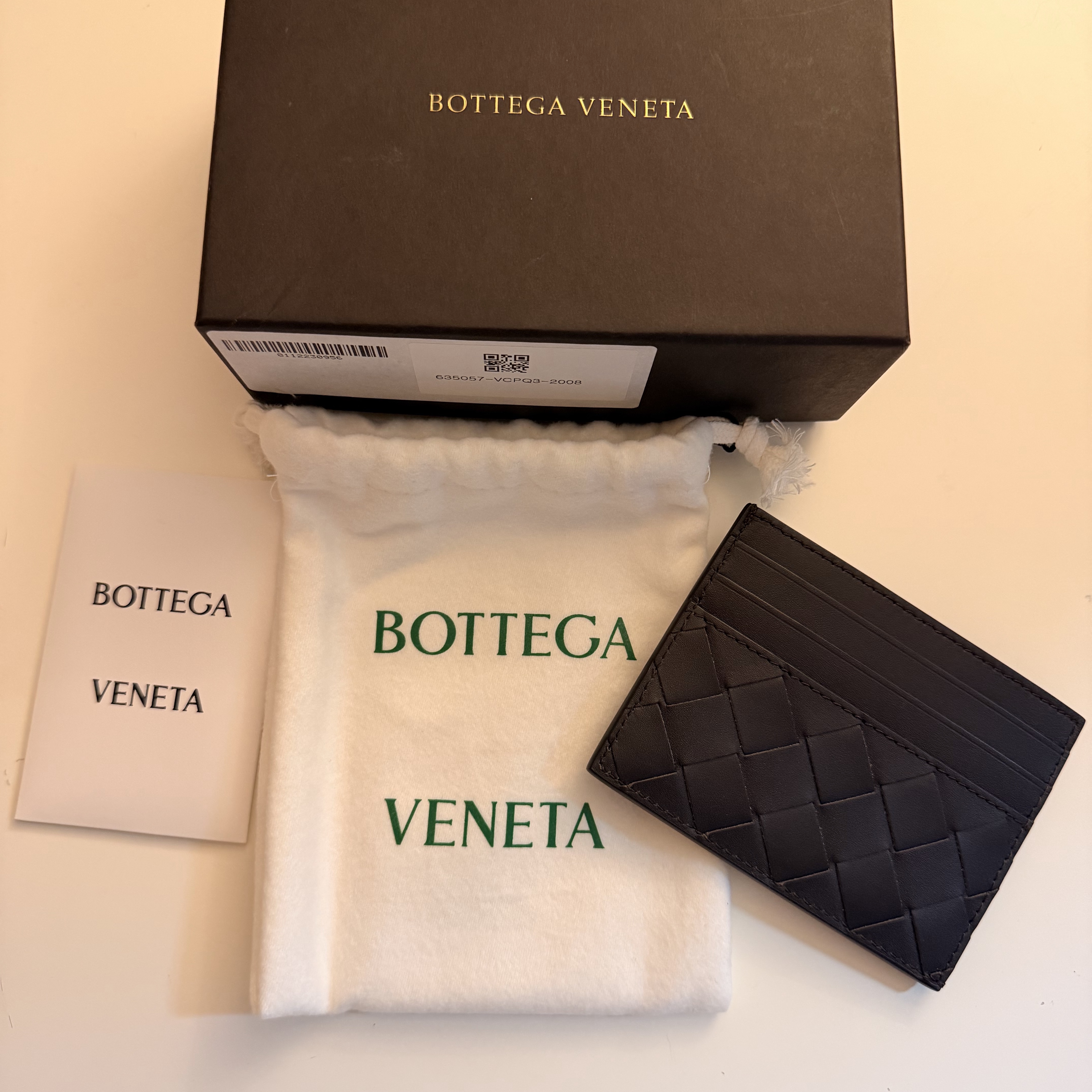 Bottega Veneta Intrecciato Credit Card Case Dark Brown 착용 스타일