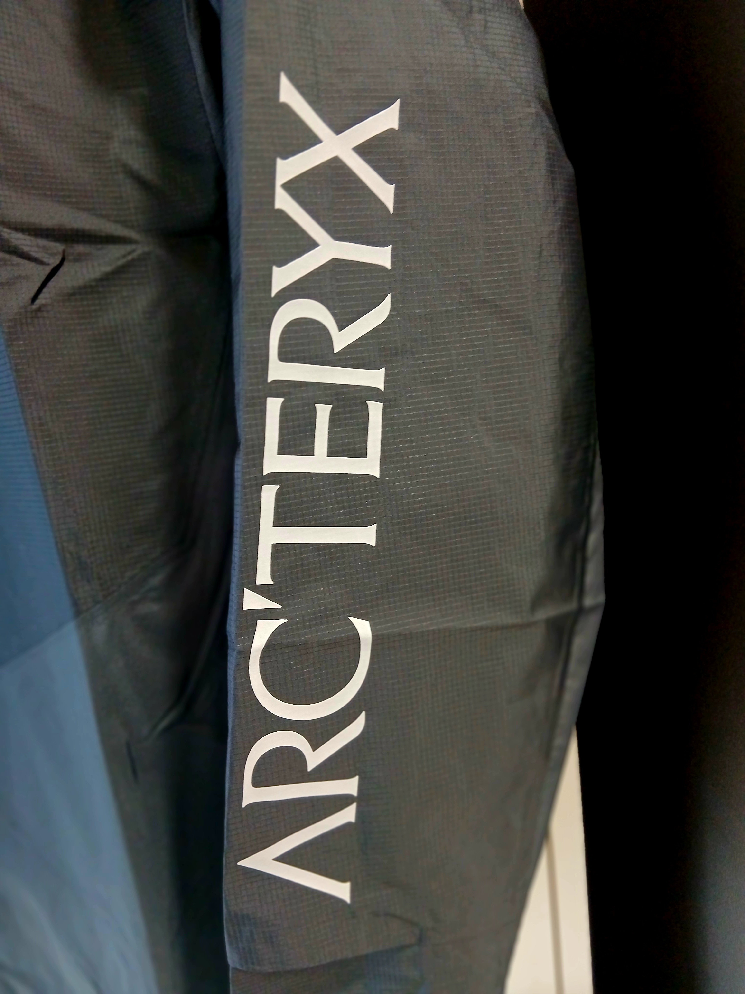 Arc'teryx Norvan Windshell Hoody Black Graphite, Arc'teryx Norvan Windshell Hoody Black Graphite 착용 스타일 - 3