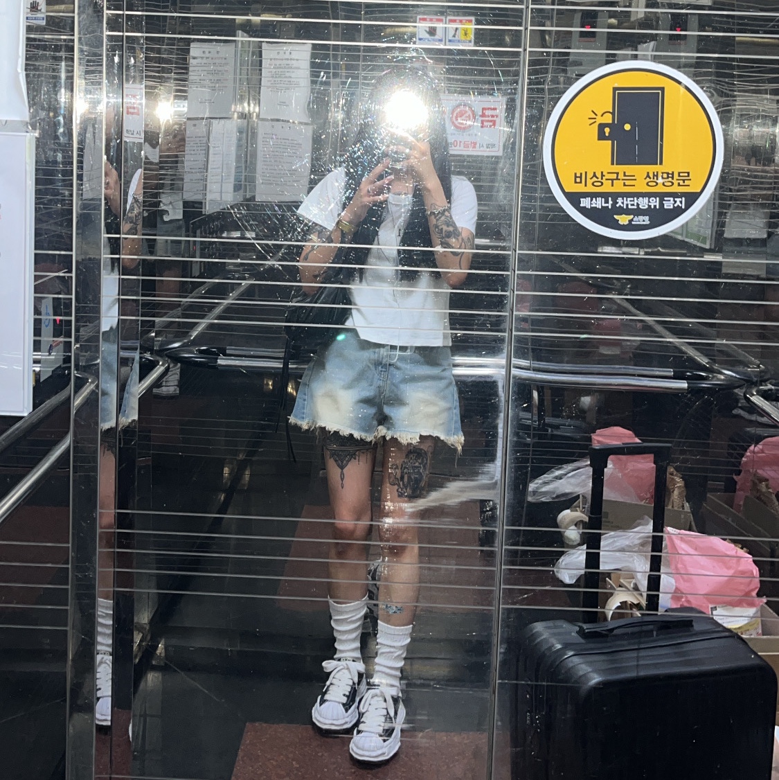 Maison Mihara Yasuhiro Blakey OG Sole Canvas Low-top Sneakers Black White, (W) Matin Kim Logo Crop Top White 착용 스타일
