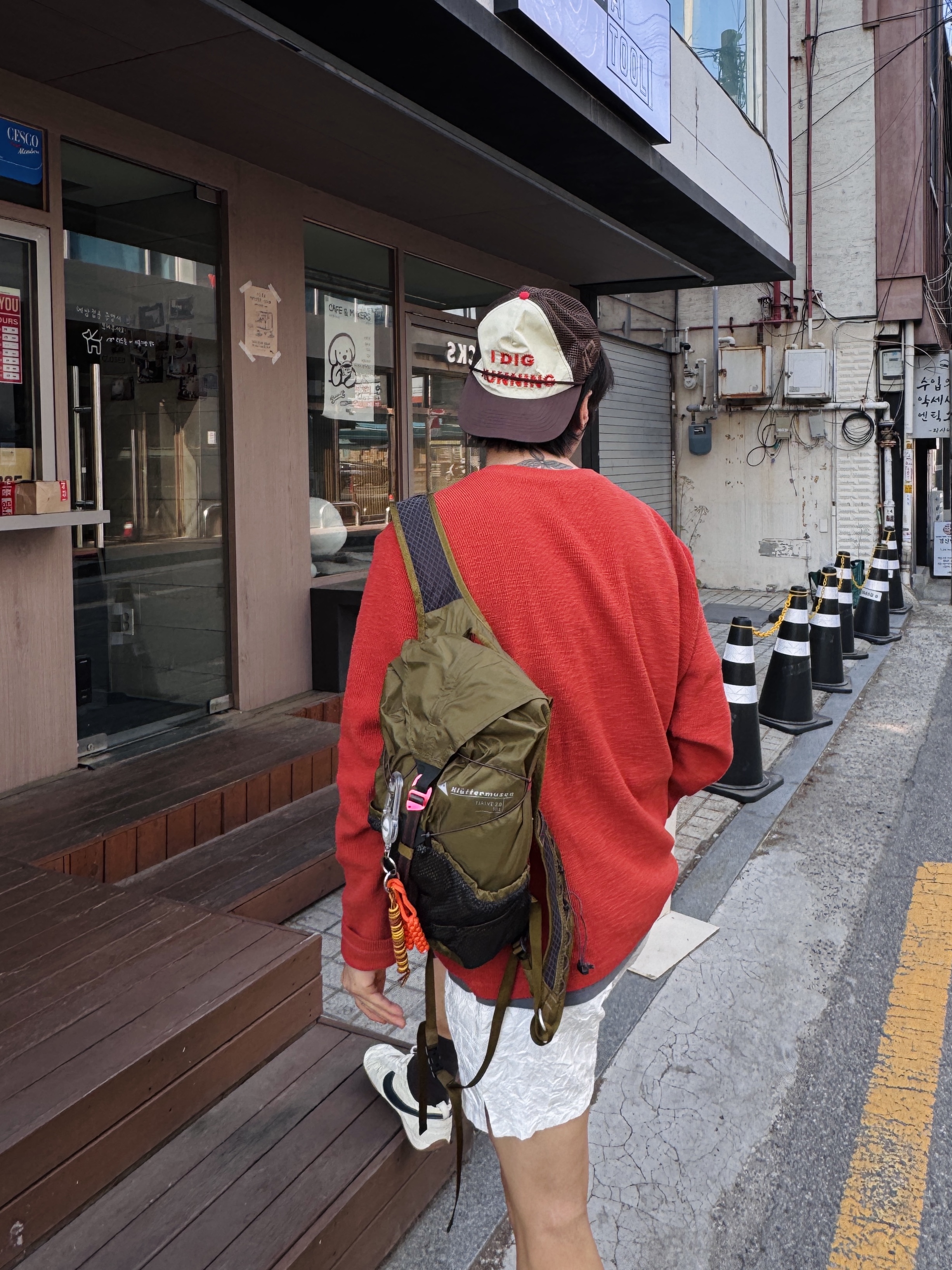 Alex Zono I Dig Running Trucker Hat OG Brown, Klattermusen Tjalve 2.0 10L Backpack Olive 착용 스타일