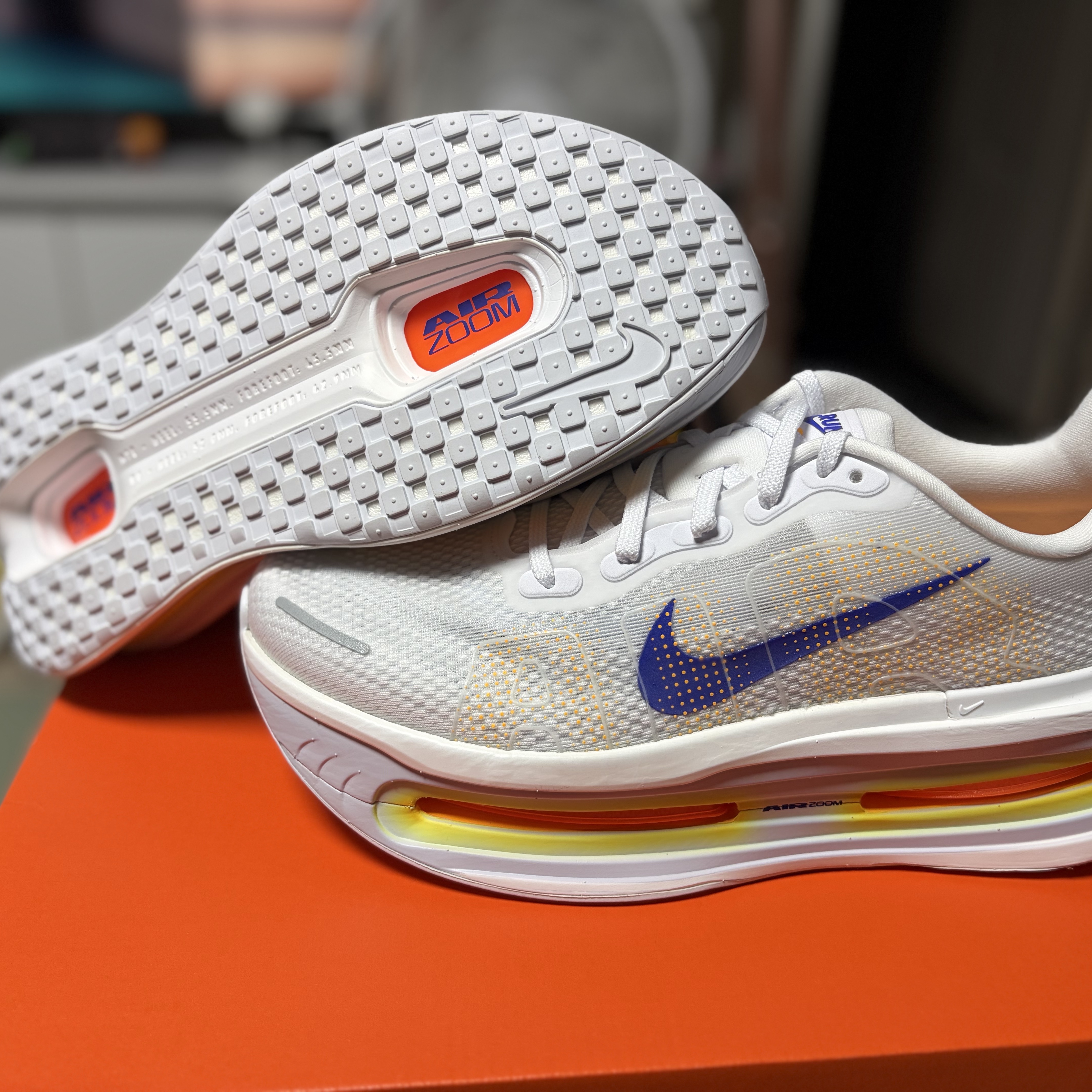 Nike Vomero Premium White Total Orange 착용 스타일 - 6