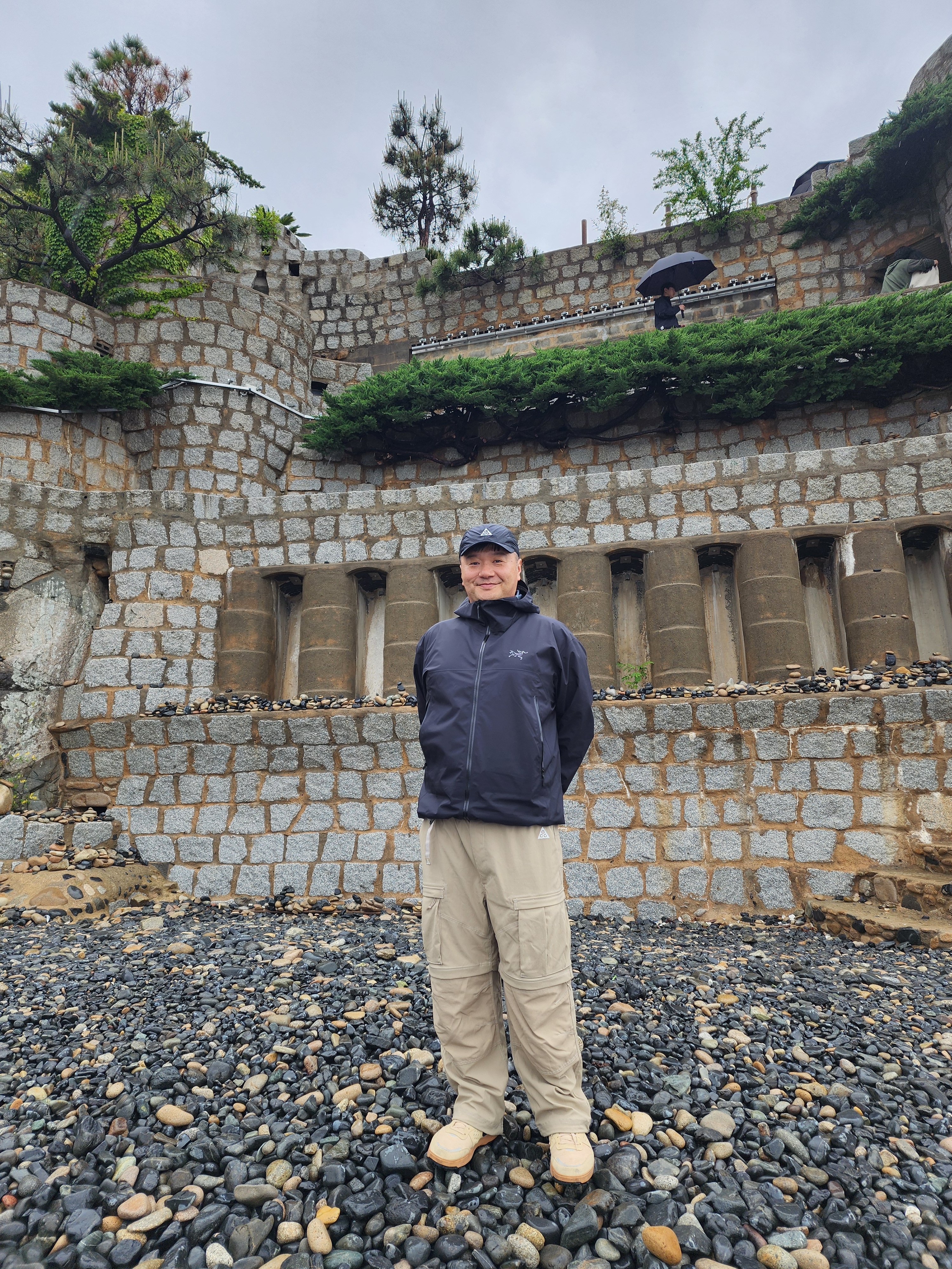 Nike ACG Smith Summit Cargo Pants Khaki Iron Ore - Asia, Arc'teryx Beta Jacket Black 착용 스타일