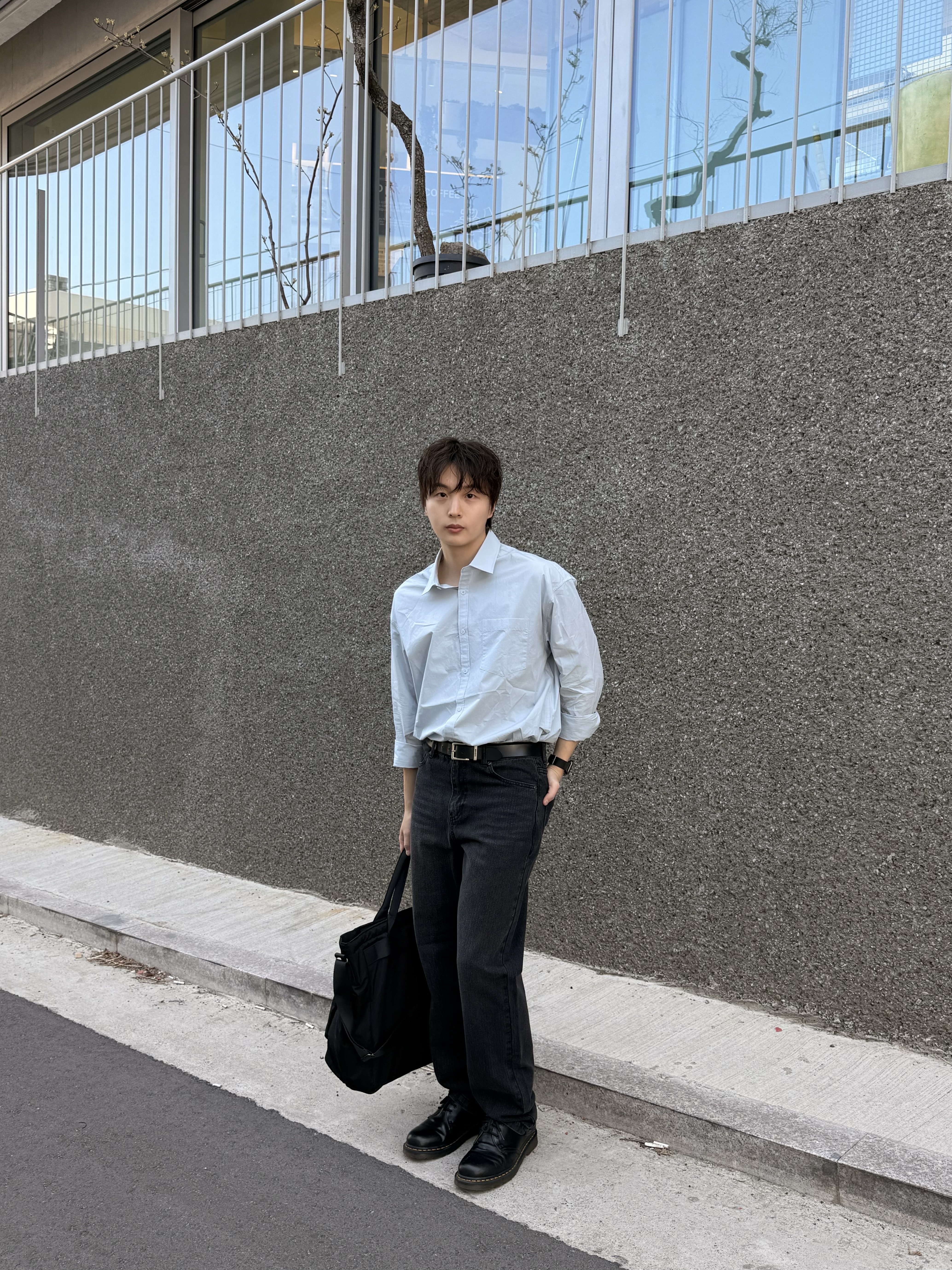 Uniqlo 2-Way Utility Bag Black 착용 스타일 - 2