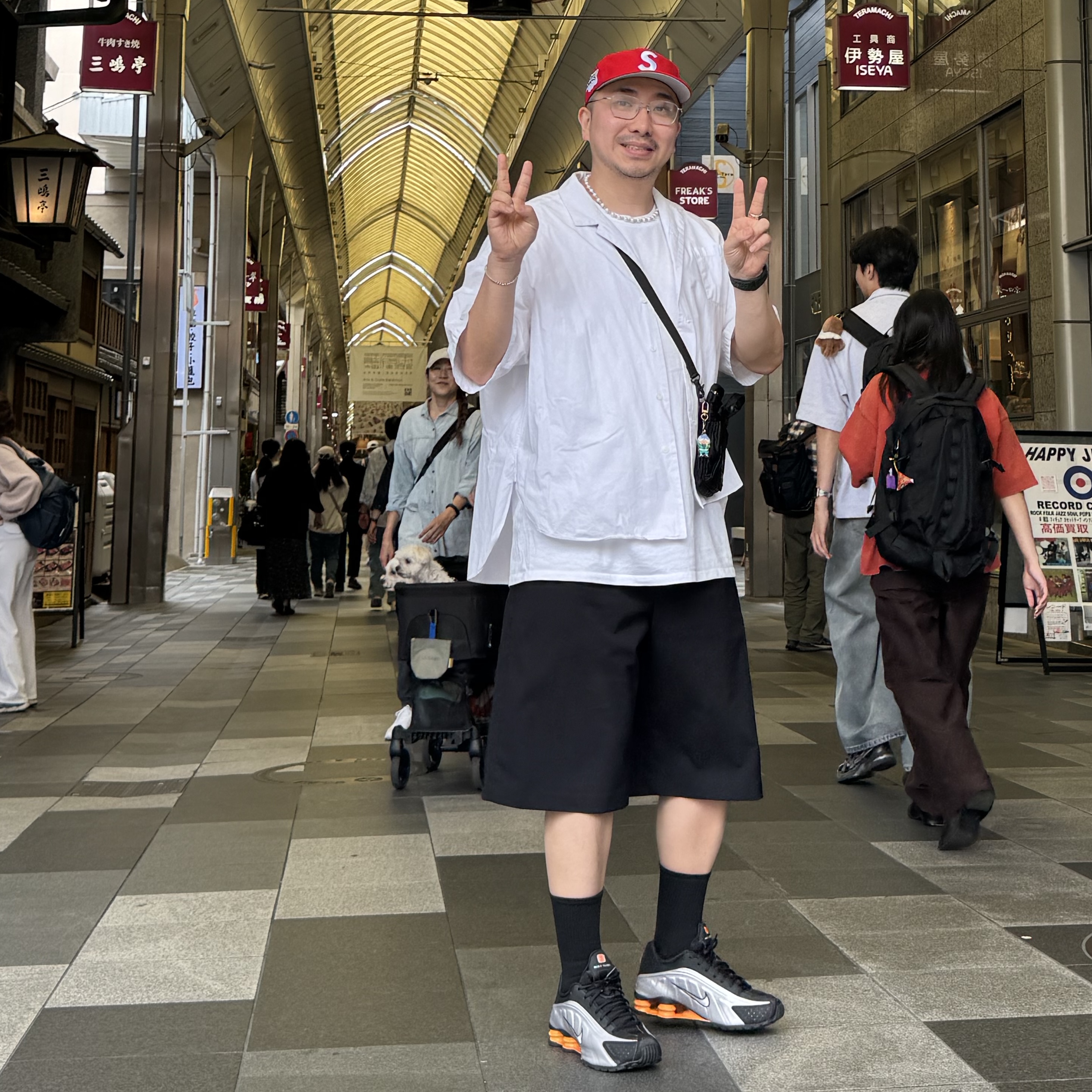 Nike Shox R4 Black Vast Grey, Supreme World Famous S Logo 6-Panel Red - 26SS 착용 스타일