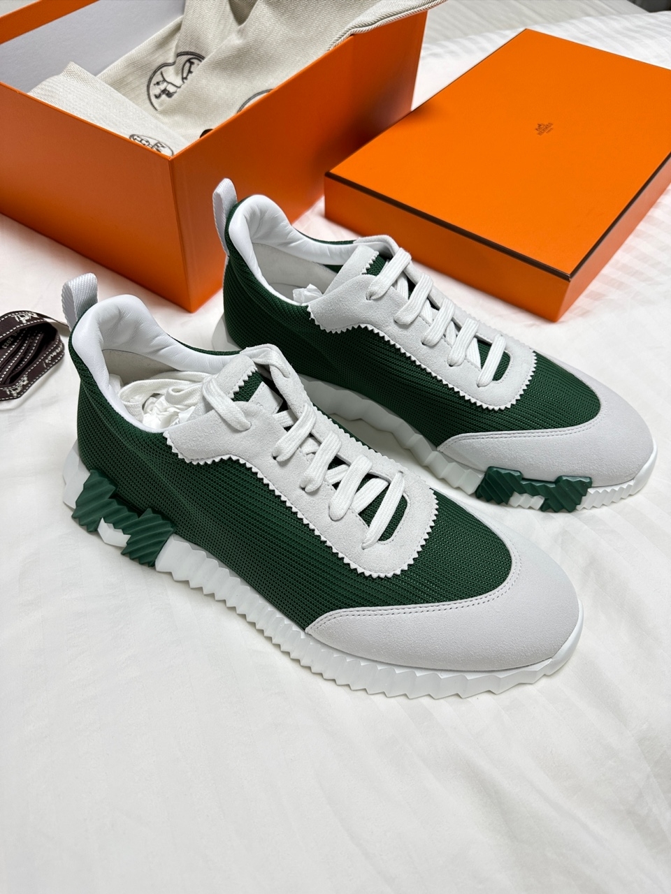 Hermes Bouncing Sneakers Mesh Suede Goatskin & Vert Cactus Blanc 착용 스타일