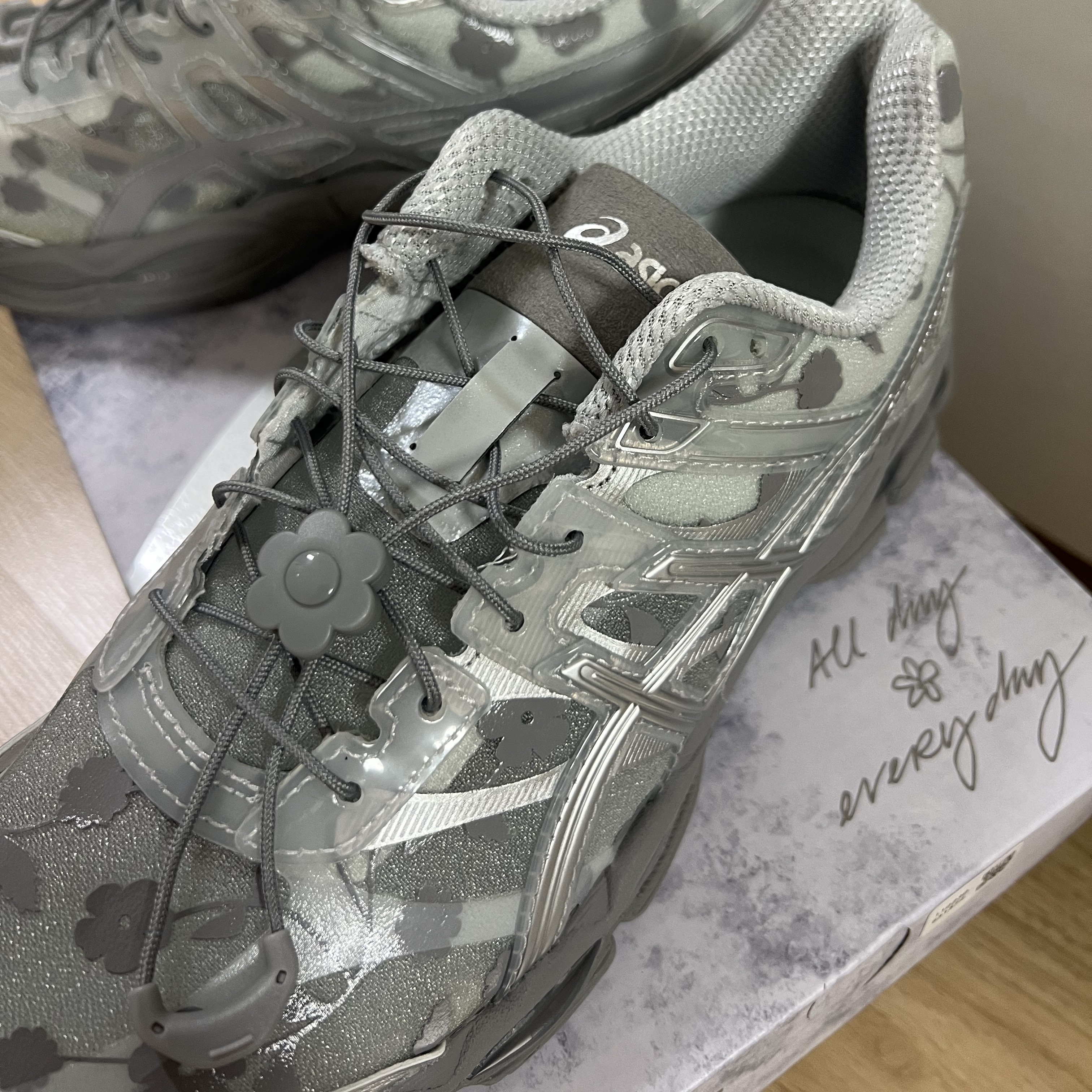 Asics x Cecilie Bahnsen Gel-Cumulus 16 Gray 착용 스타일