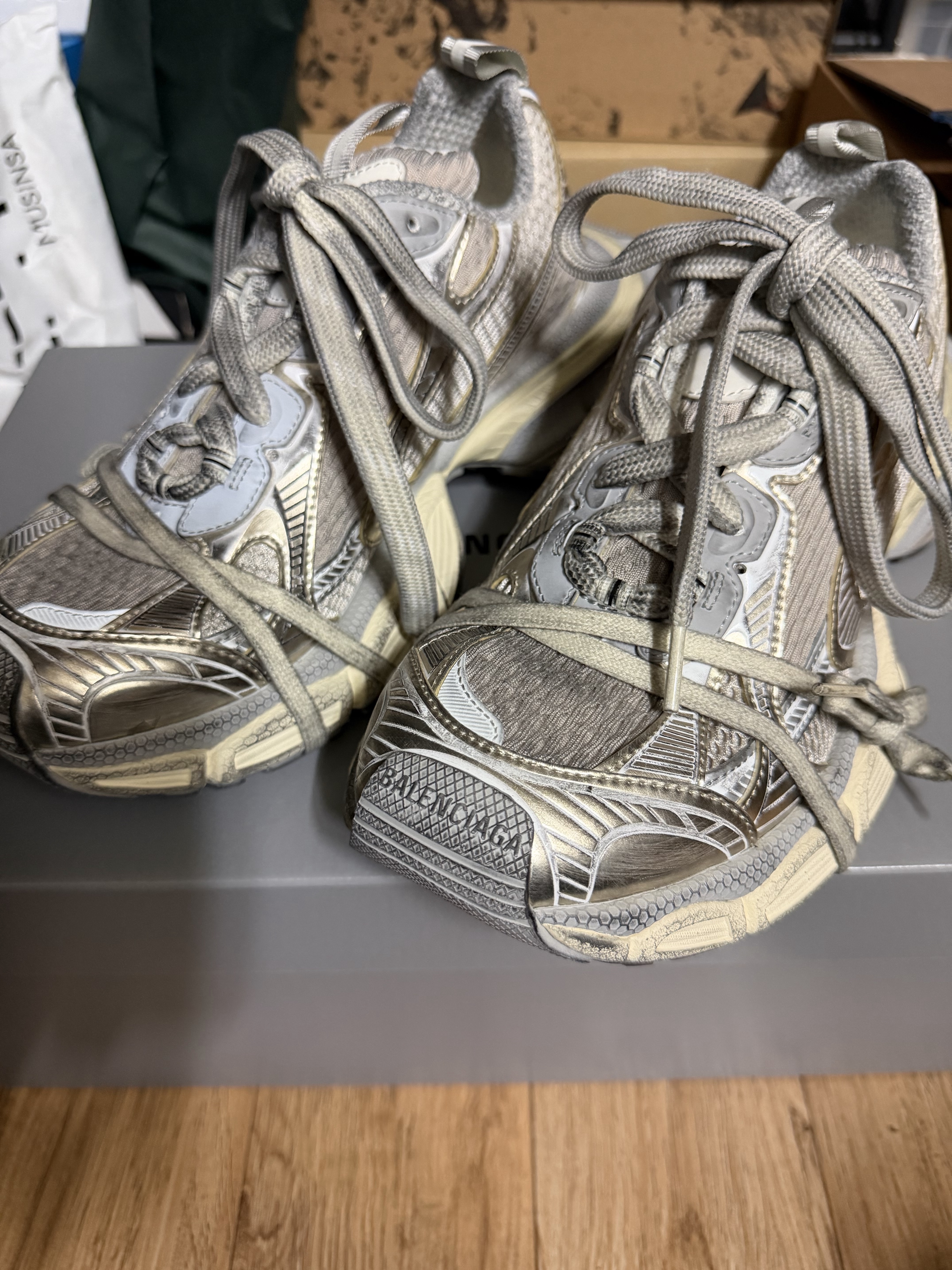 Balenciaga 3XL Sneakers Light Beige 착용 스타일