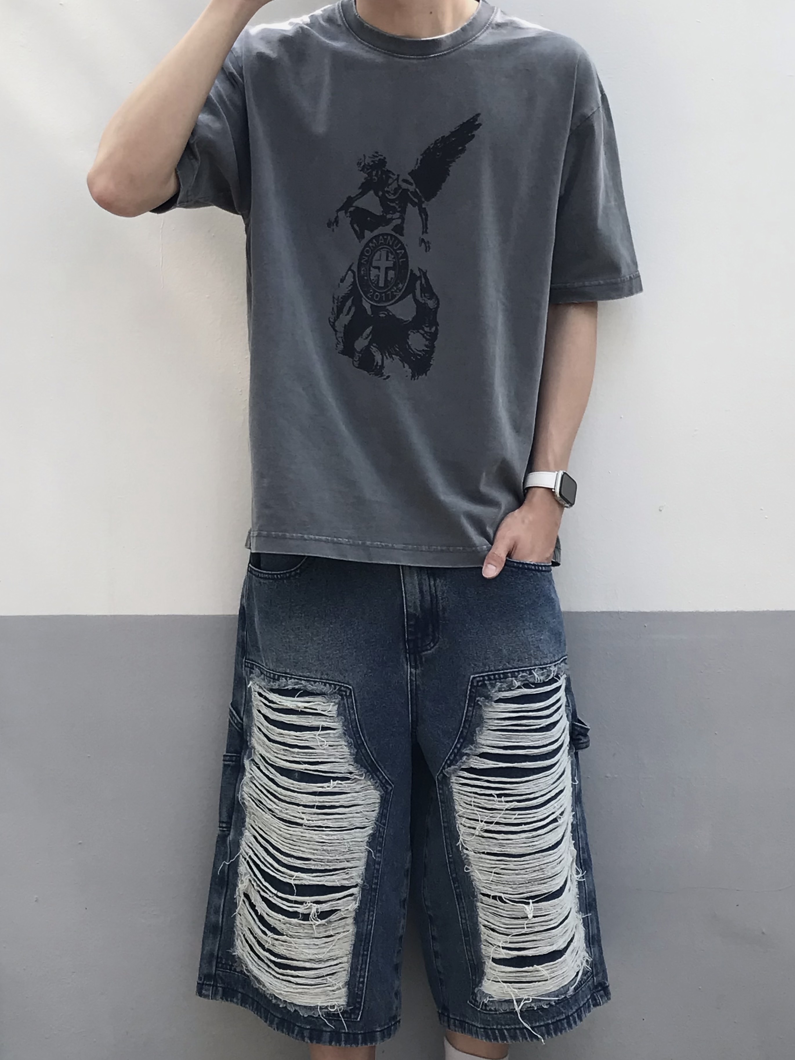 [KREAM 단독] NOMANUAL Devil Ring Damaged T-shirt Washed Charcoal, [KREAM 단독] NOMANUAL Destroyed Bermuda Pants Washed Navy 착용 스타일 - 4