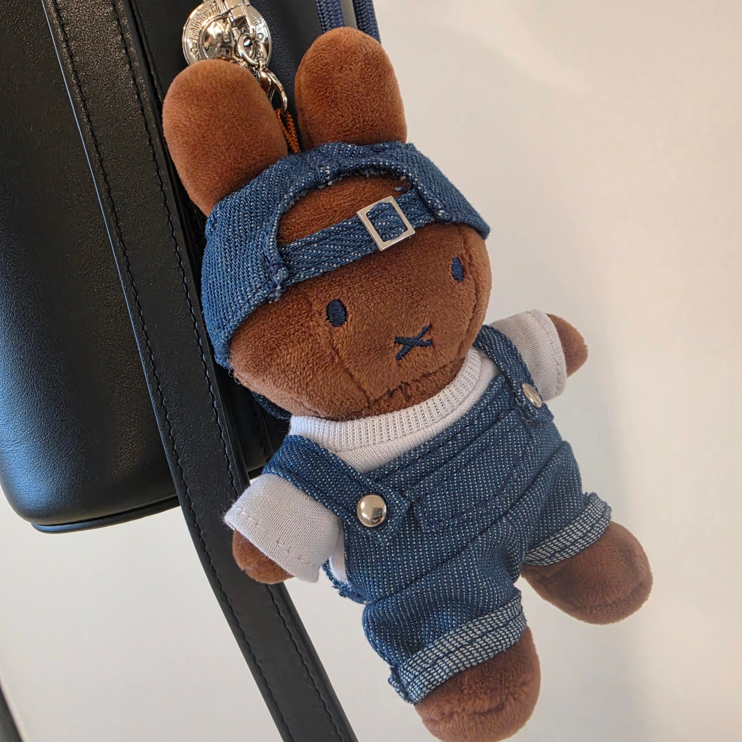 Miffy Seoul Denim Edition Poppy Keyring 착용 스타일