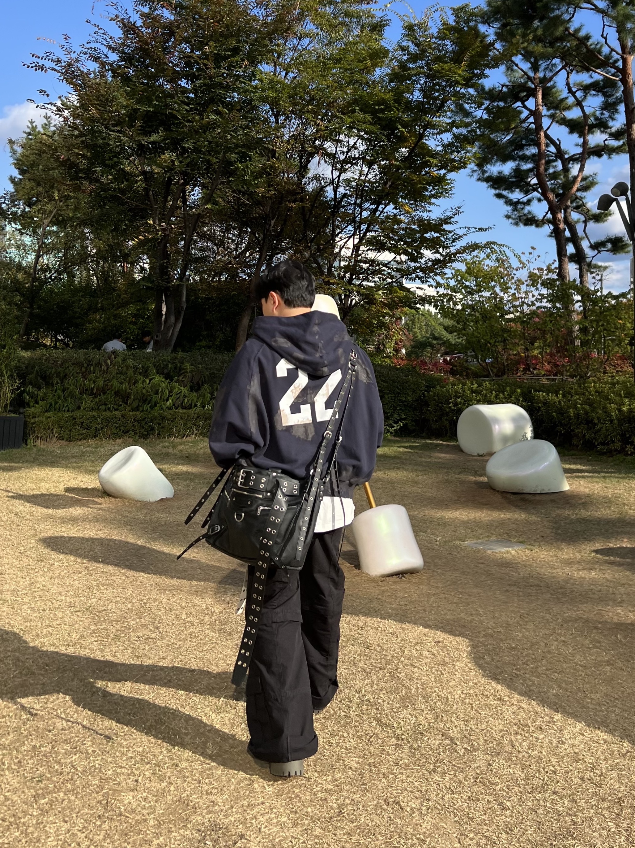Balenciaga Paris Vintage Logo 22 Zip-Up Hoodie Dark Navy 착용 스타일