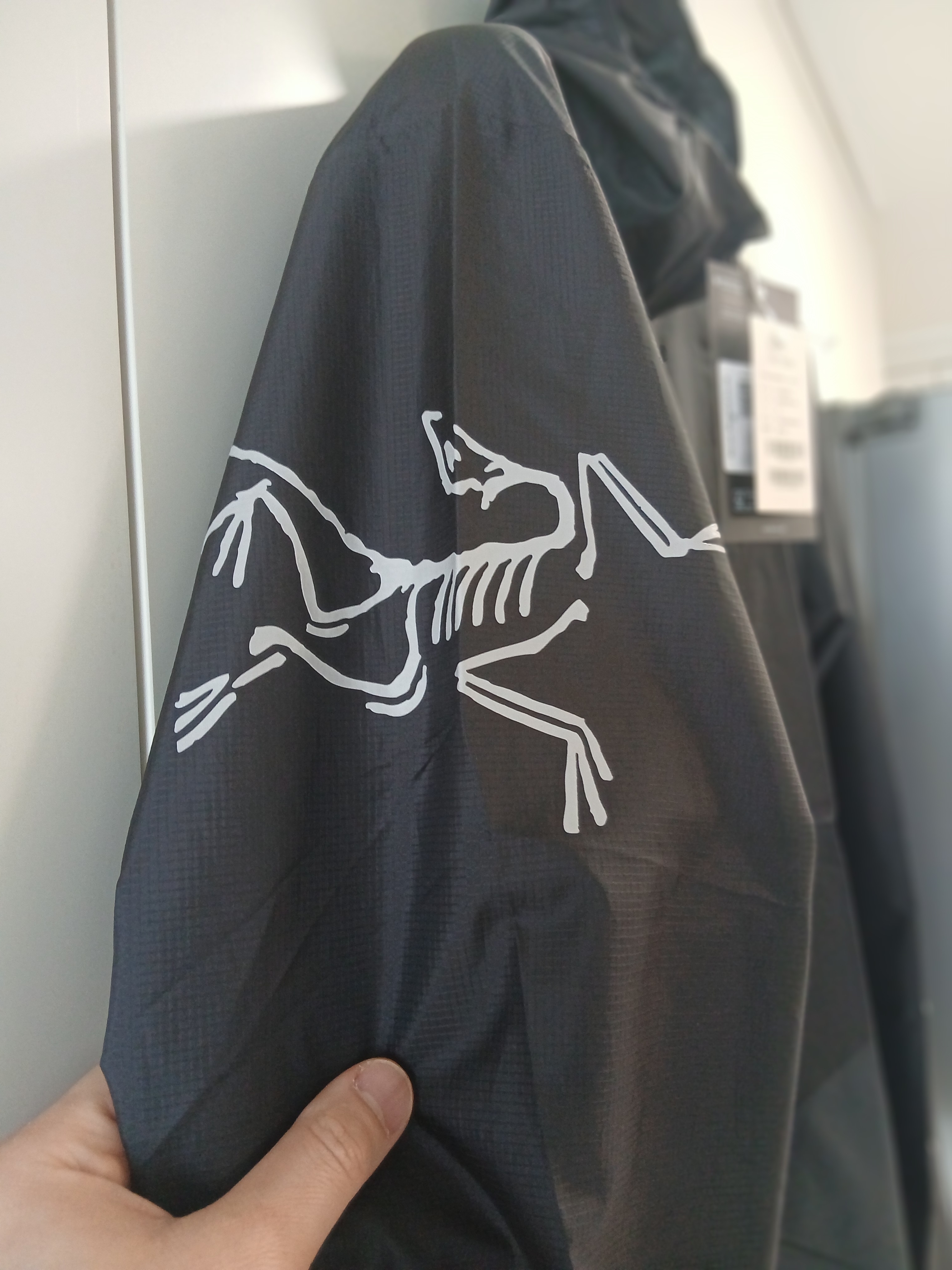 Arc'teryx Norvan Windshell Hoody Cloud Void 착용 스타일 - 2