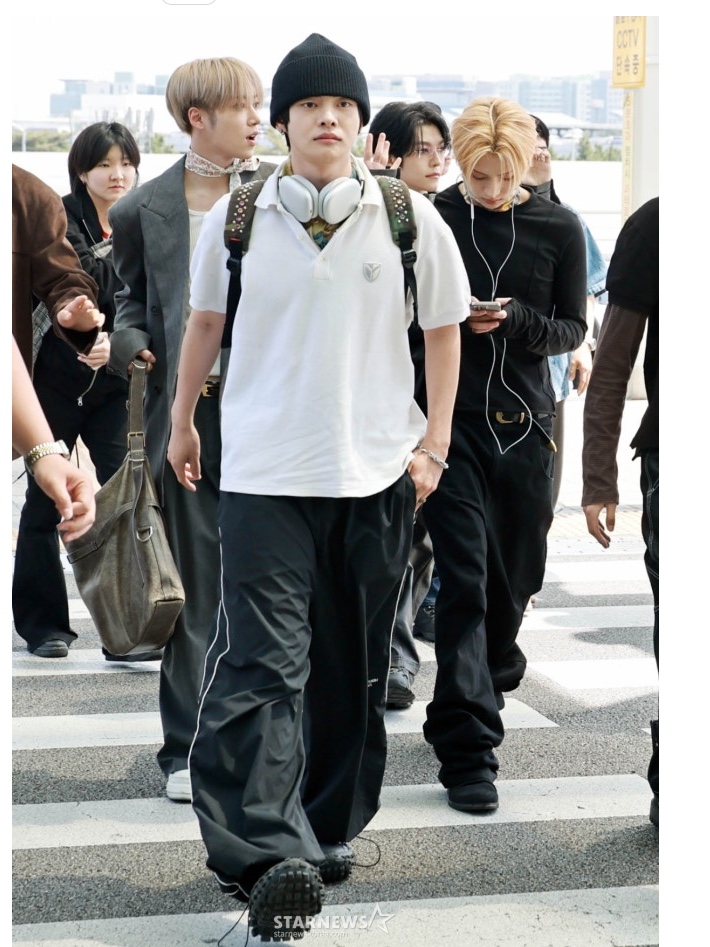 Undermycar Mu.126 Original Logo Piping Line Nylon Pants Black 착용 스타일