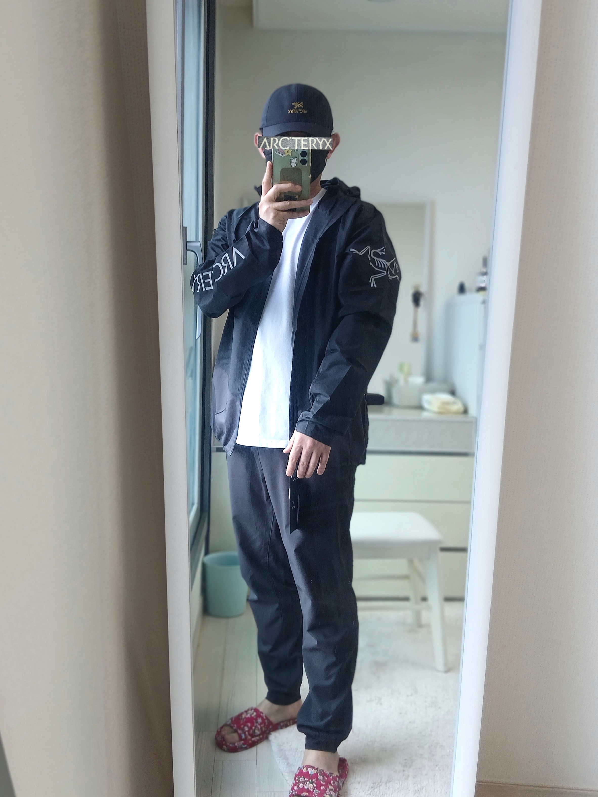 Arc'teryx Bird Word Cap 24K Black, Patagonia Terrebonne Joggers Black 착용 스타일 - 1