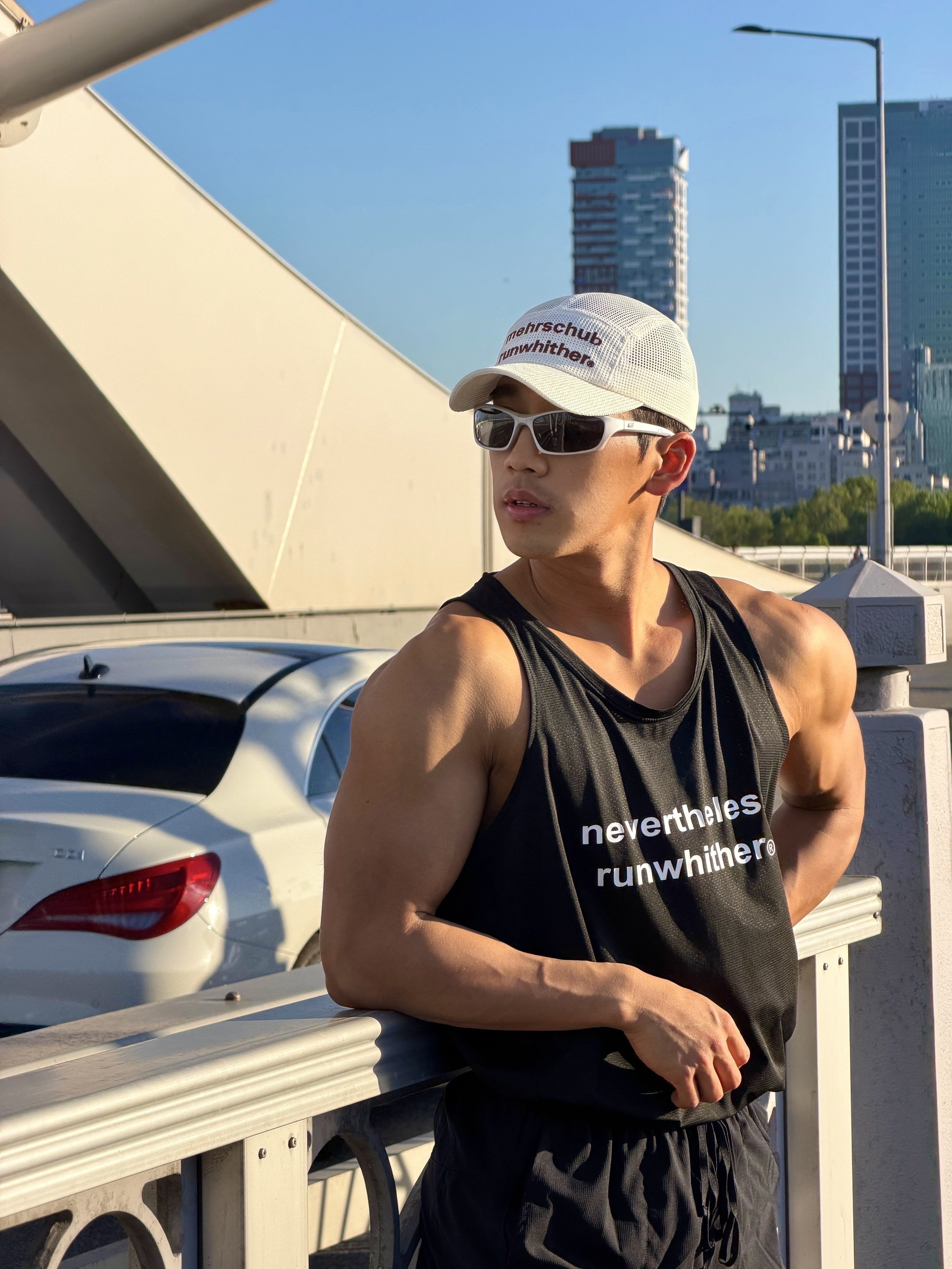 [KREAM 단독] RWR x MEHR Mesh Cap Ivory, [KREAM 단독] runwhither Racing Singlet Black 착용 스타일 - 3