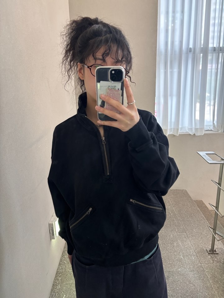 Sunday Ceremony Vintage High Neck Half Zip-Up - Black 착용 스타일