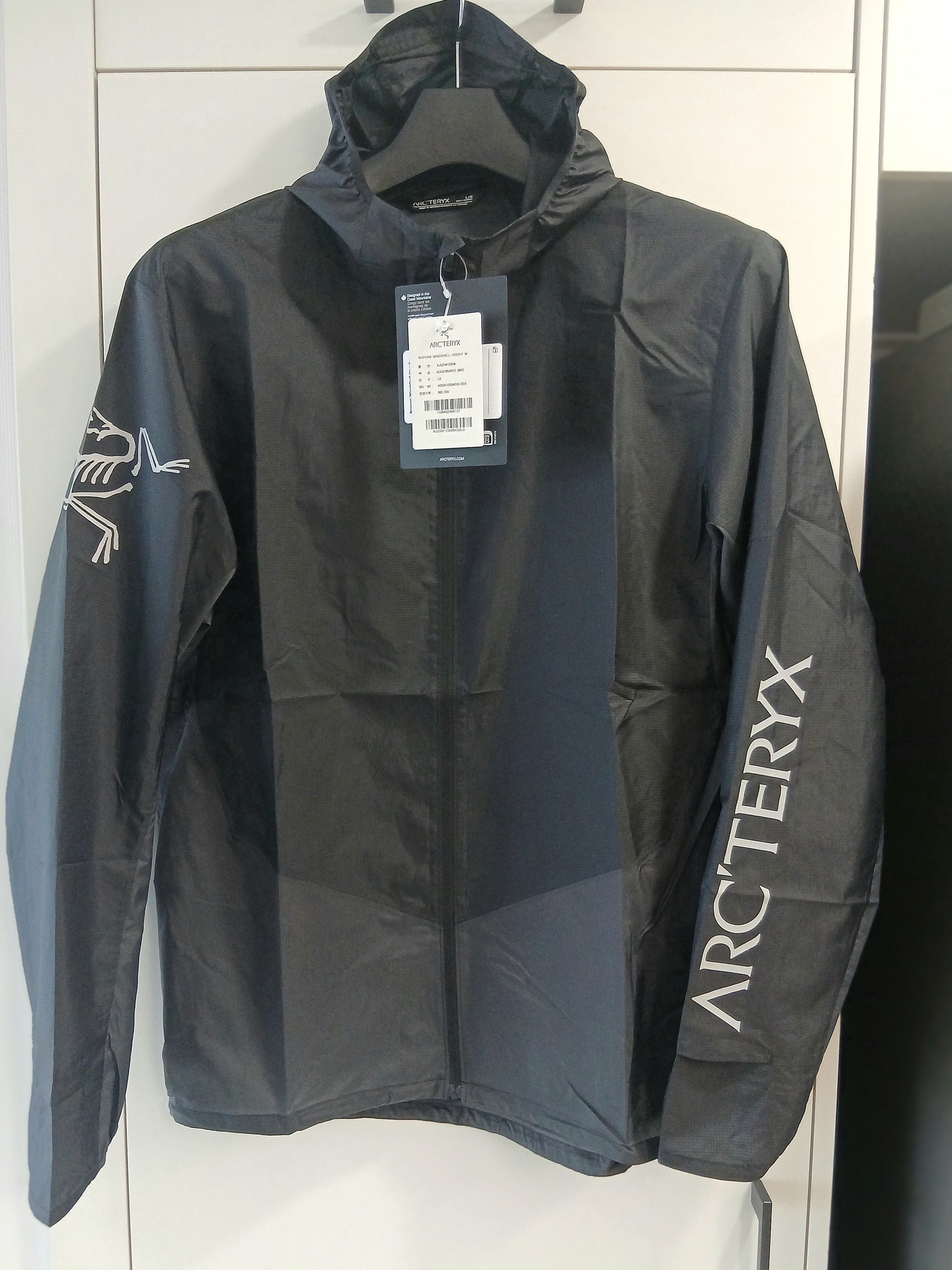 Arc'teryx Norvan Windshell Hoody Black Graphite, Arc'teryx Norvan Windshell Hoody Black Graphite 착용 스타일 - 1