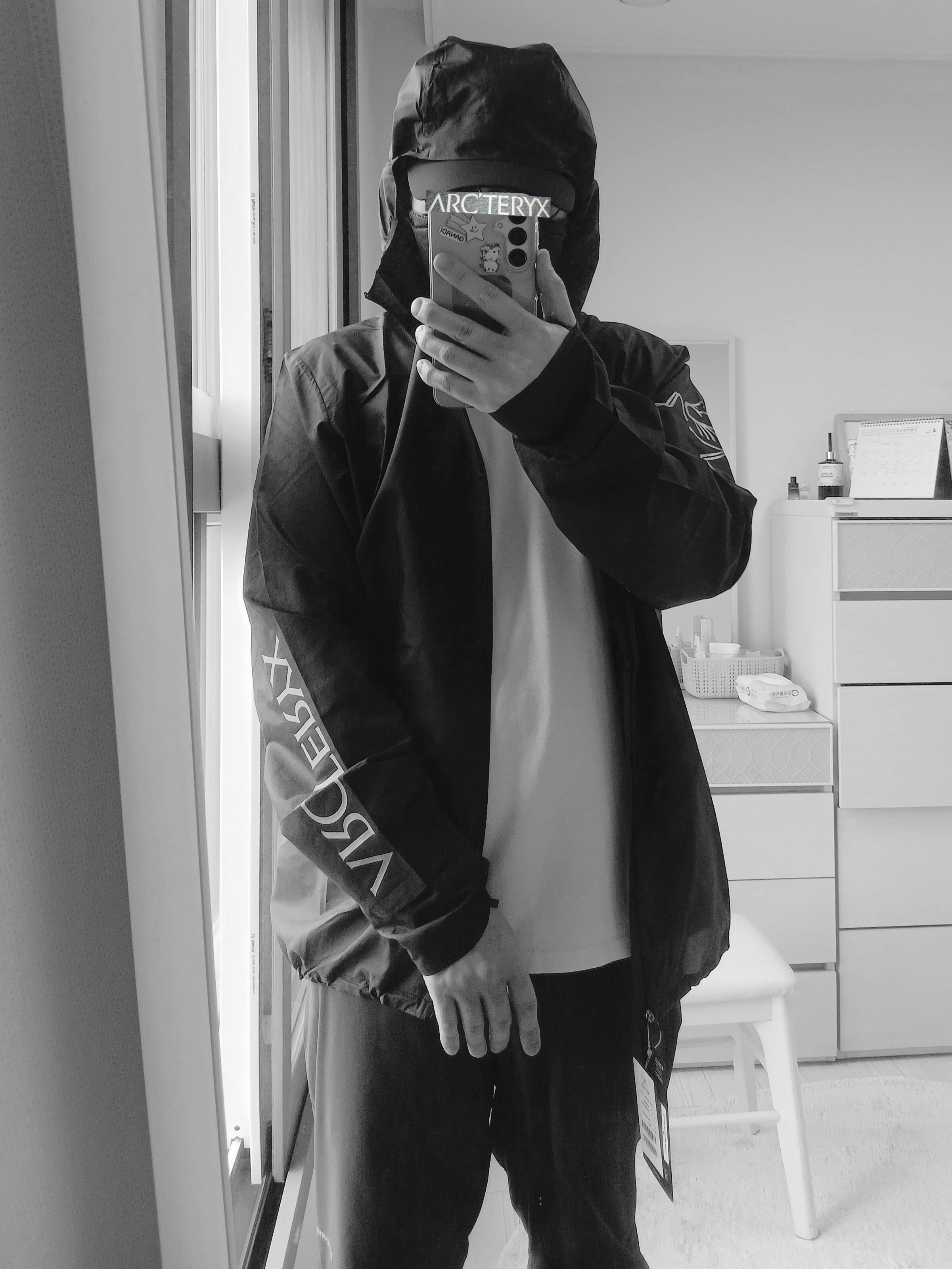 Arc'teryx Norvan Windshell Hoody Black Graphite, Arc'teryx Norvan Windshell Hoody Black Graphite 착용 스타일 - 1