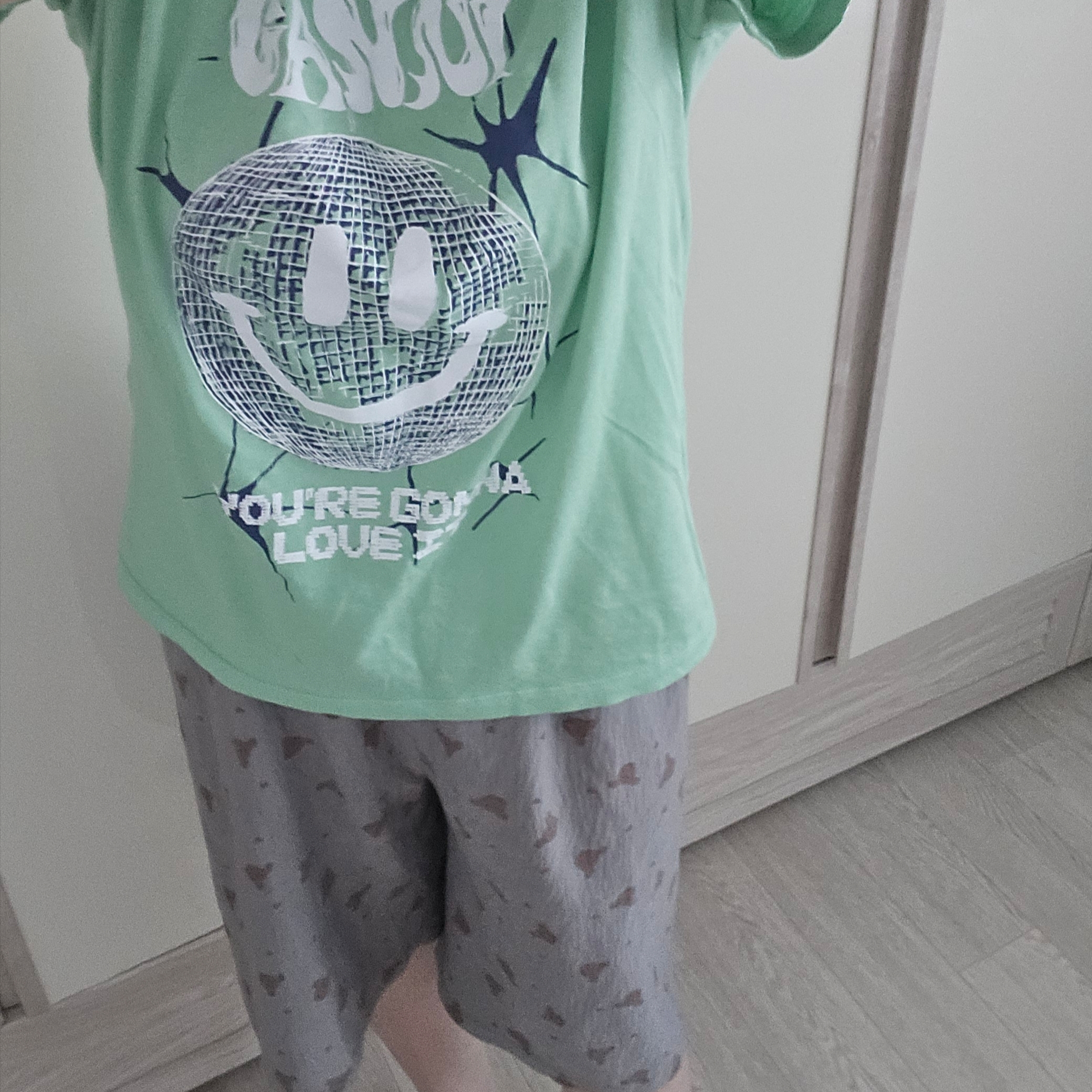 (W) Ganni Smiley Relaxed T-Shirt Peapod 착용 스타일