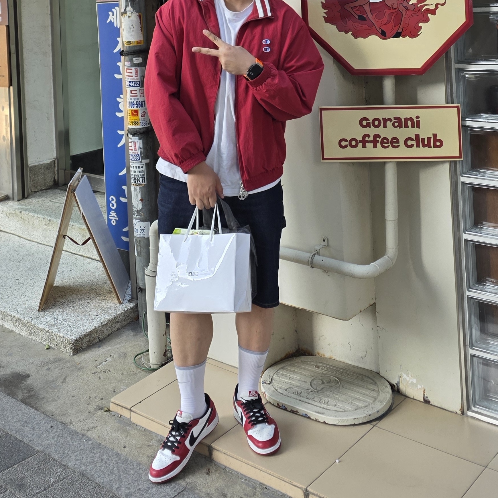 Jordan 1 Retro Low OG Chicago, Zara x Champion Technical Patch Jacket Red 착용 스타일