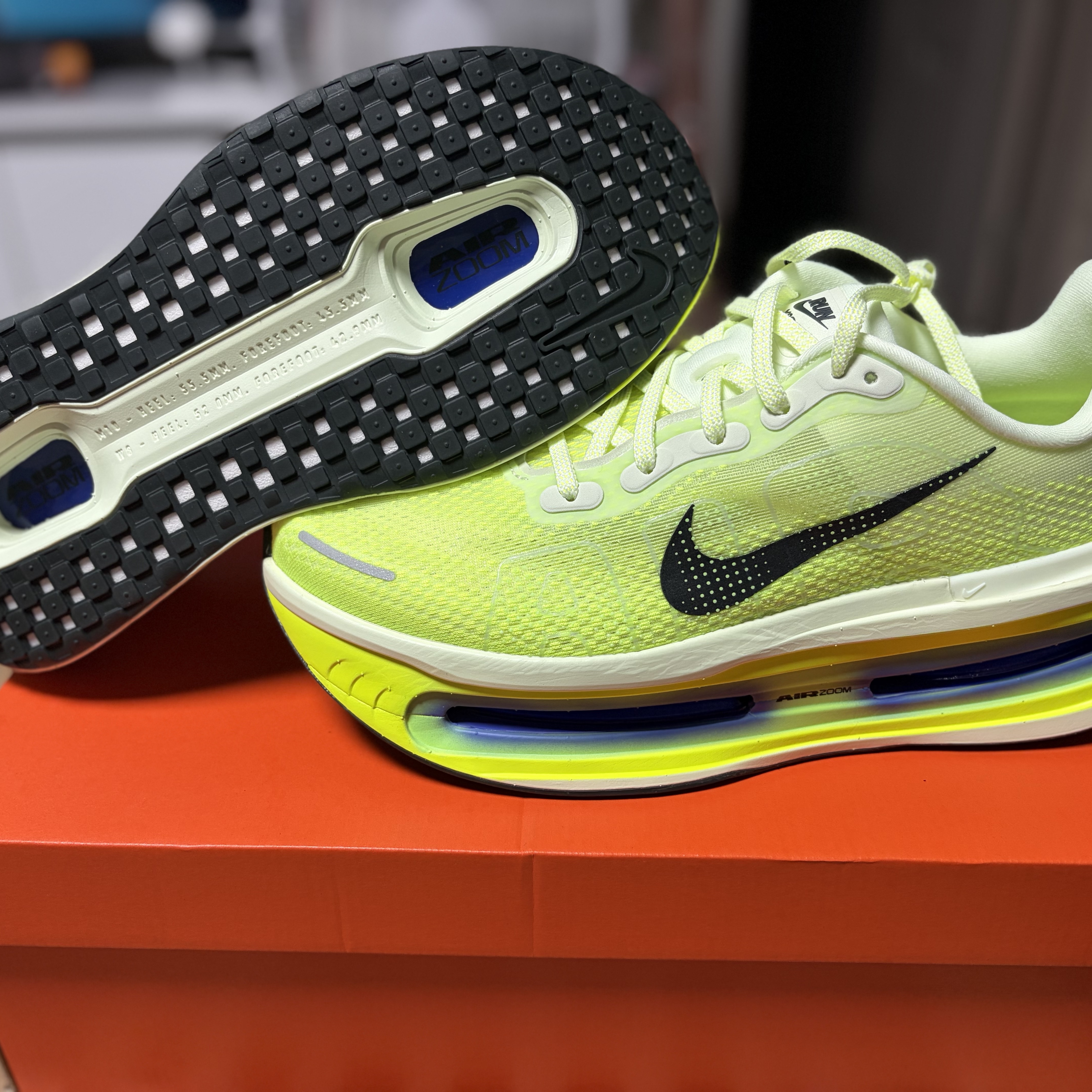 Nike Vomero Premium Volt Tint Sapphire 착용 스타일 - 6
