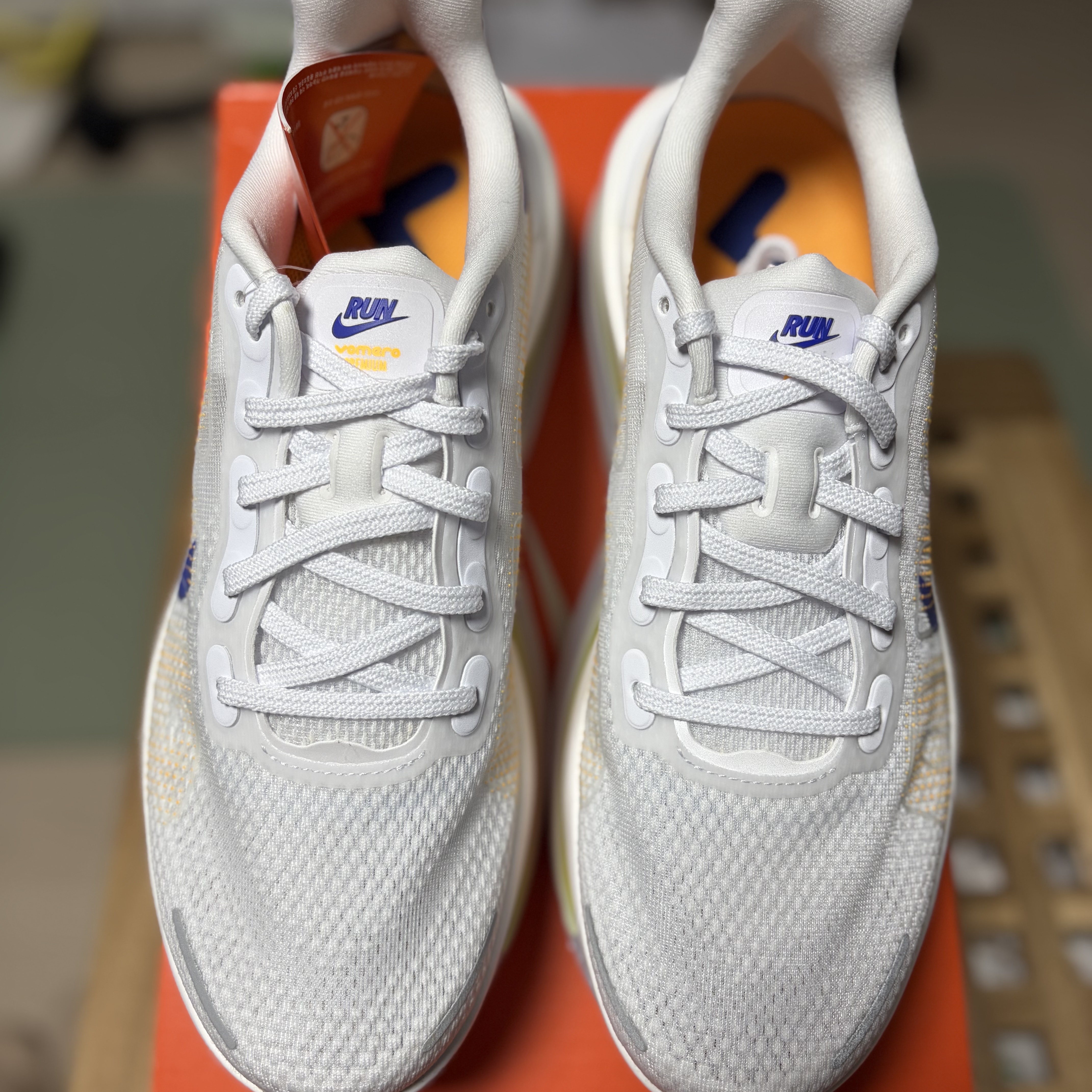 Nike Vomero Premium White Total Orange 착용 스타일 - 4