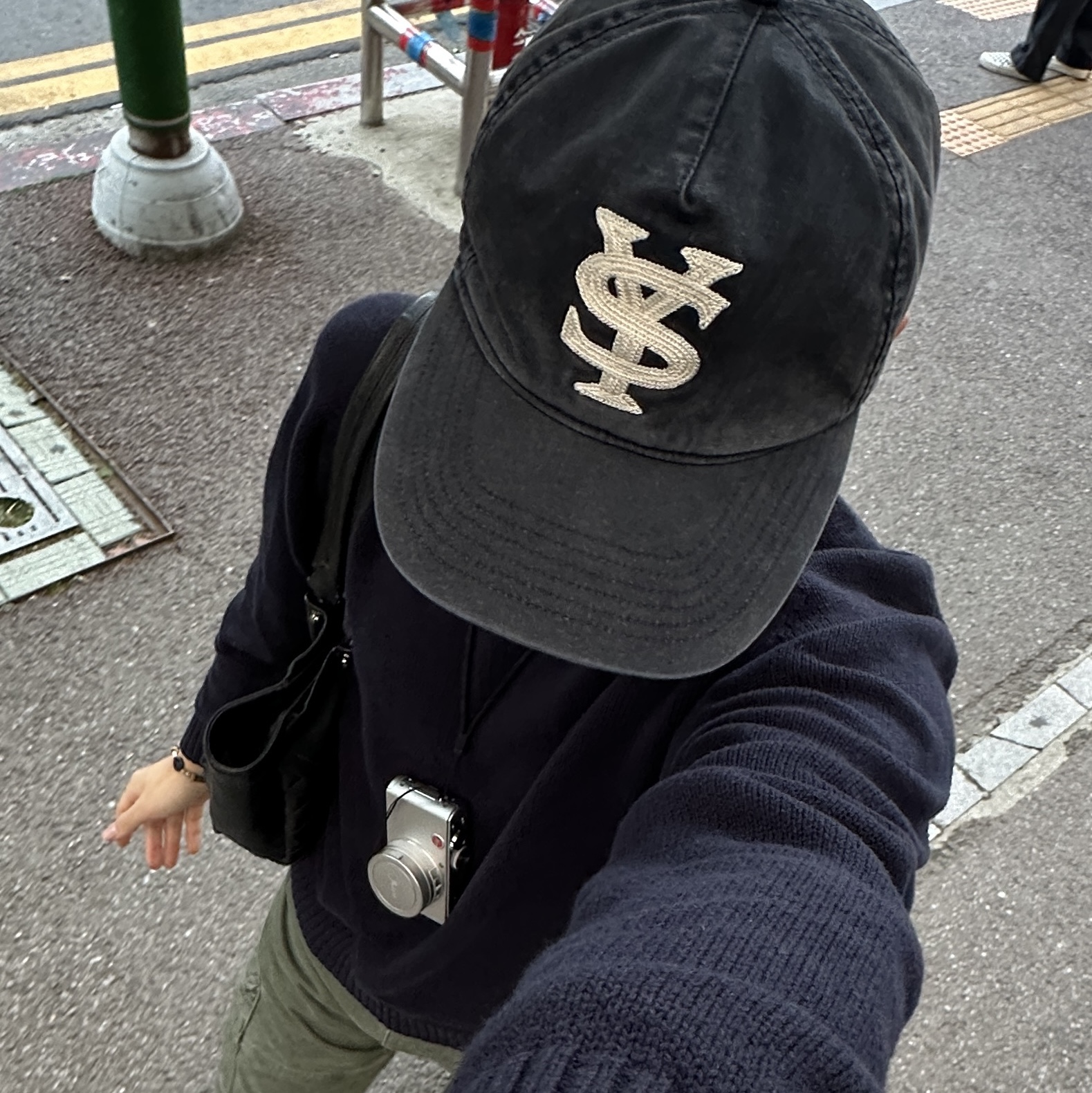Sunday Ceremony Sy Logo 5 Panel Cotton Cap - Navy, TOWTOW.ARCHIVE Peacemark Symbol Black 착용 스타일 - 1