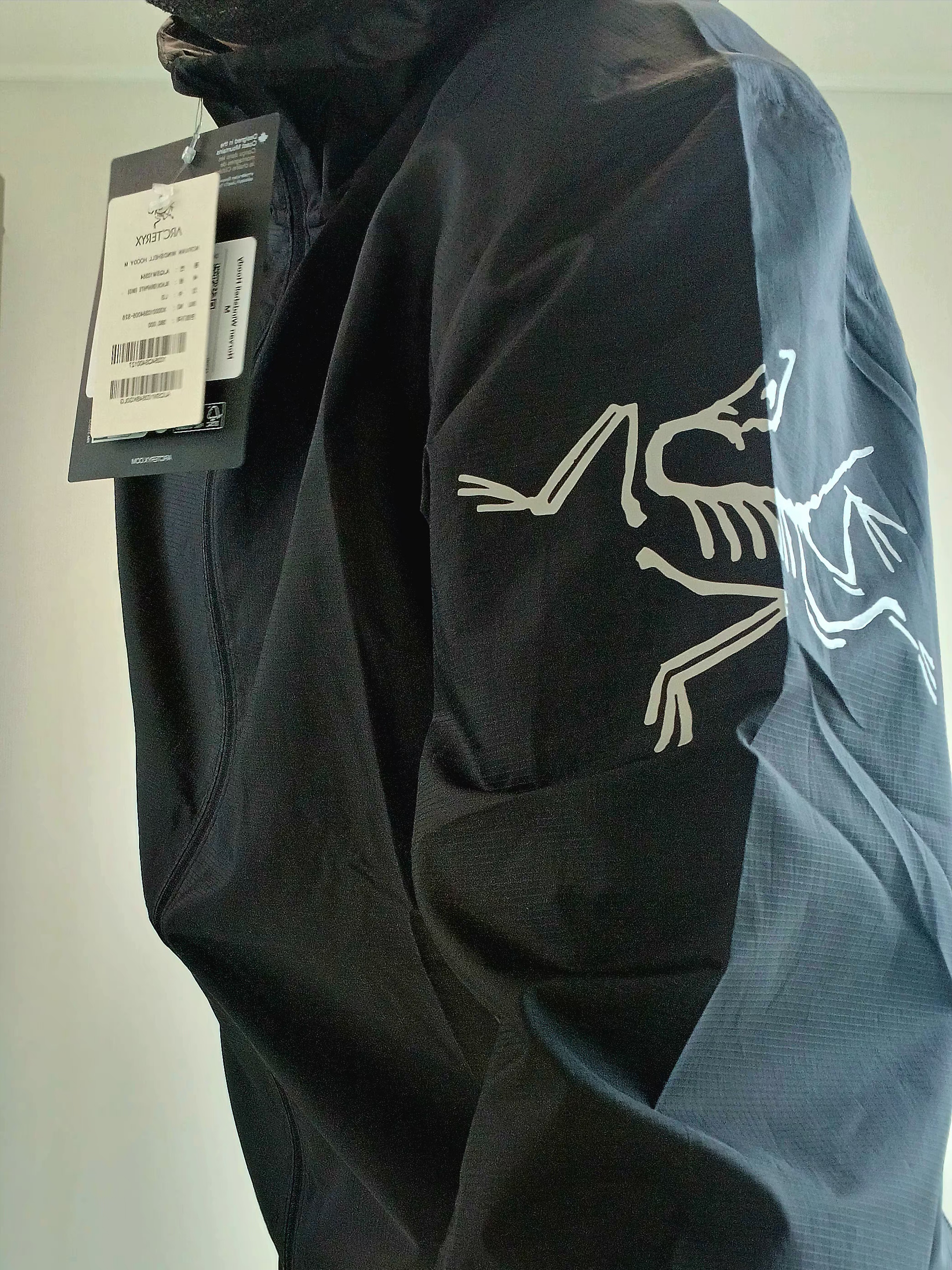 Arc'teryx Norvan Windshell Hoody Black Graphite, Arc'teryx Norvan Windshell Hoody Black Graphite 착용 스타일 - 3