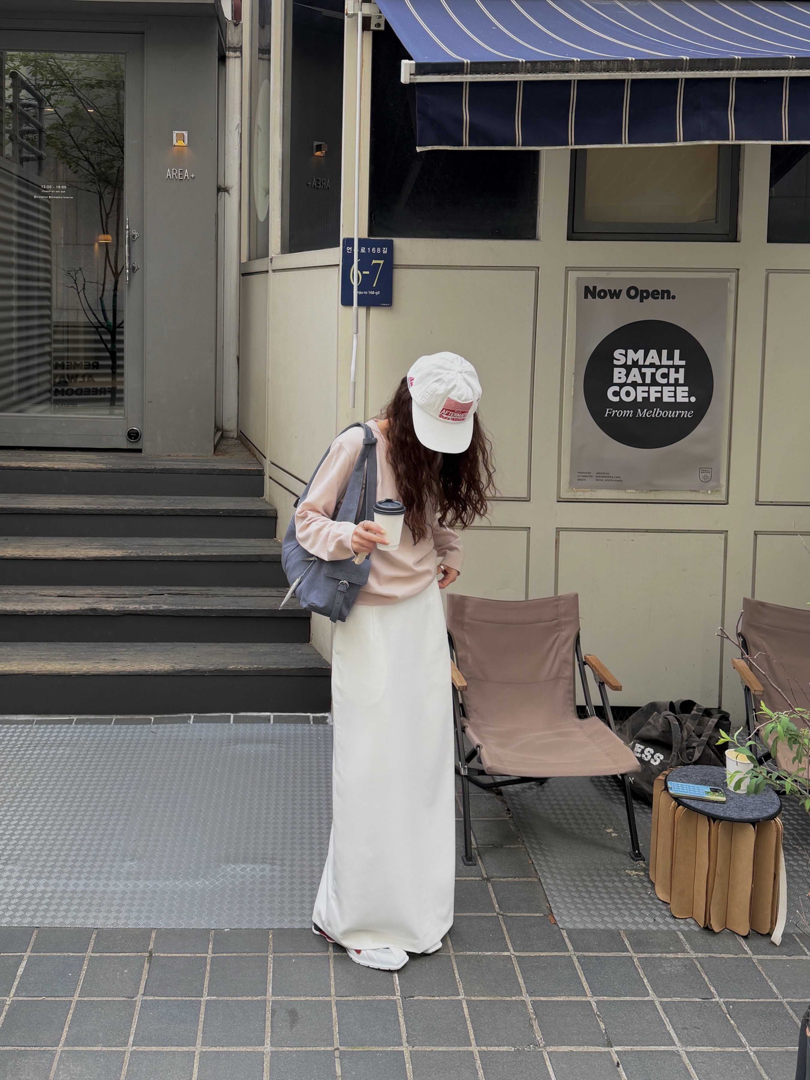 Aftermath Cigar 5 Panel Ball Cap Off White, Nike x Martine Rose Shox MR4 White and Varsity Red 착용 스타일 - 3