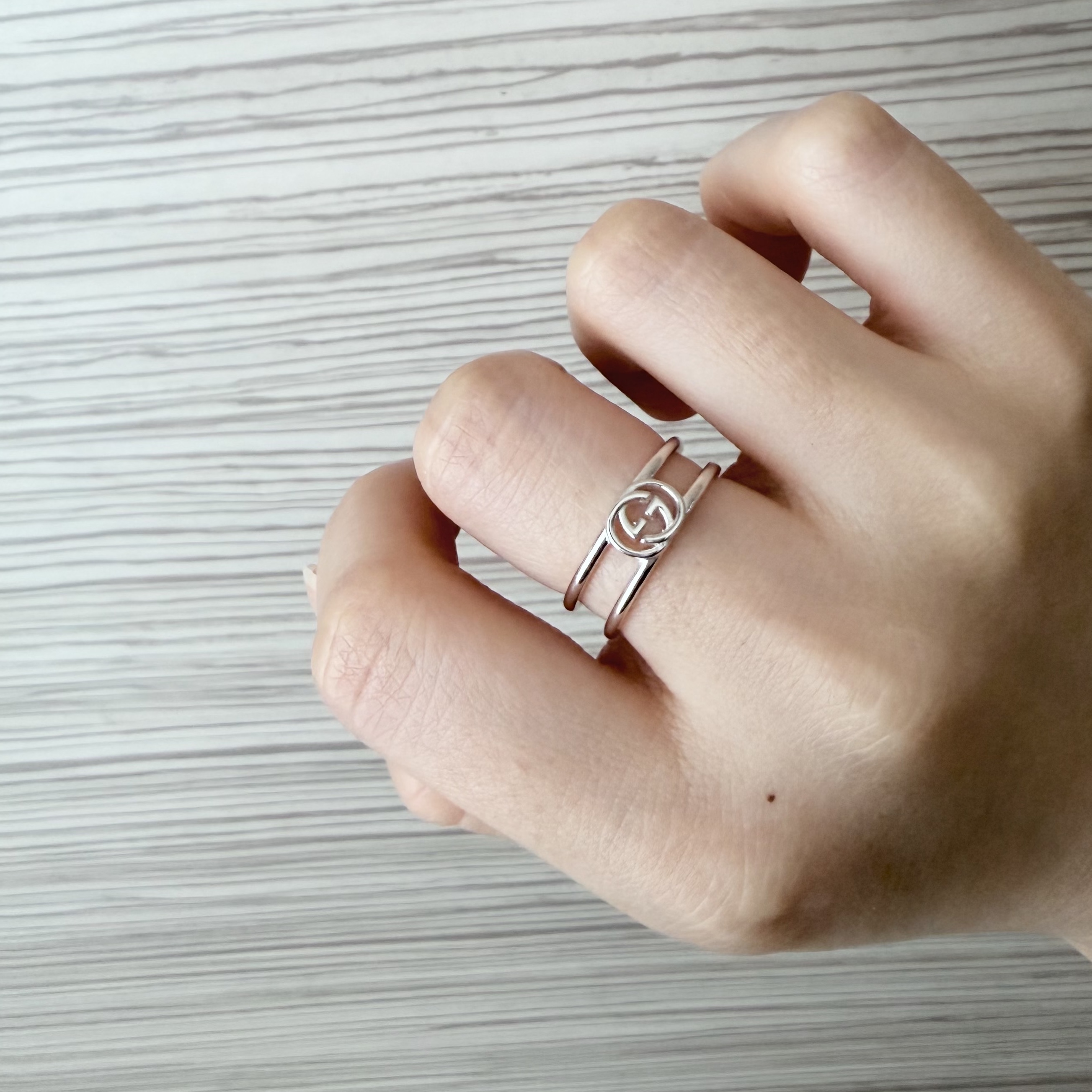 Gucci Interlocking G Thin Open Band Silver 착용 스타일