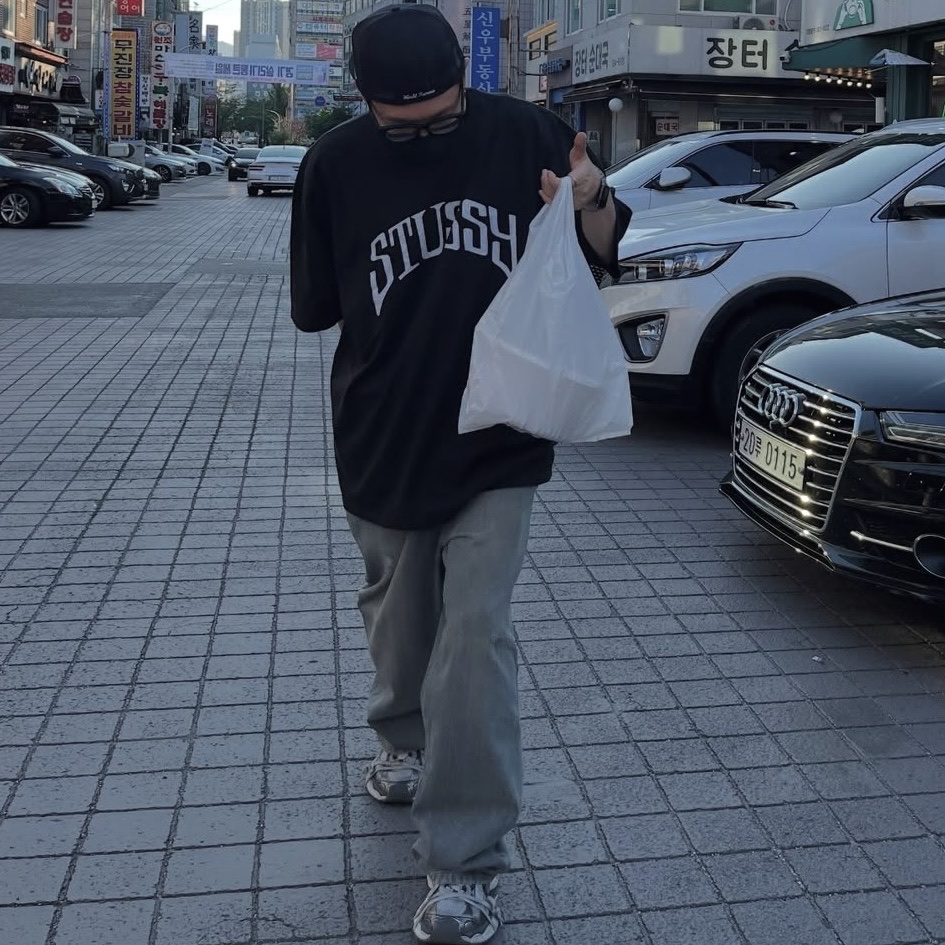 Stussy Pigment Dyed Arched T-shirt Black 착용 스타일