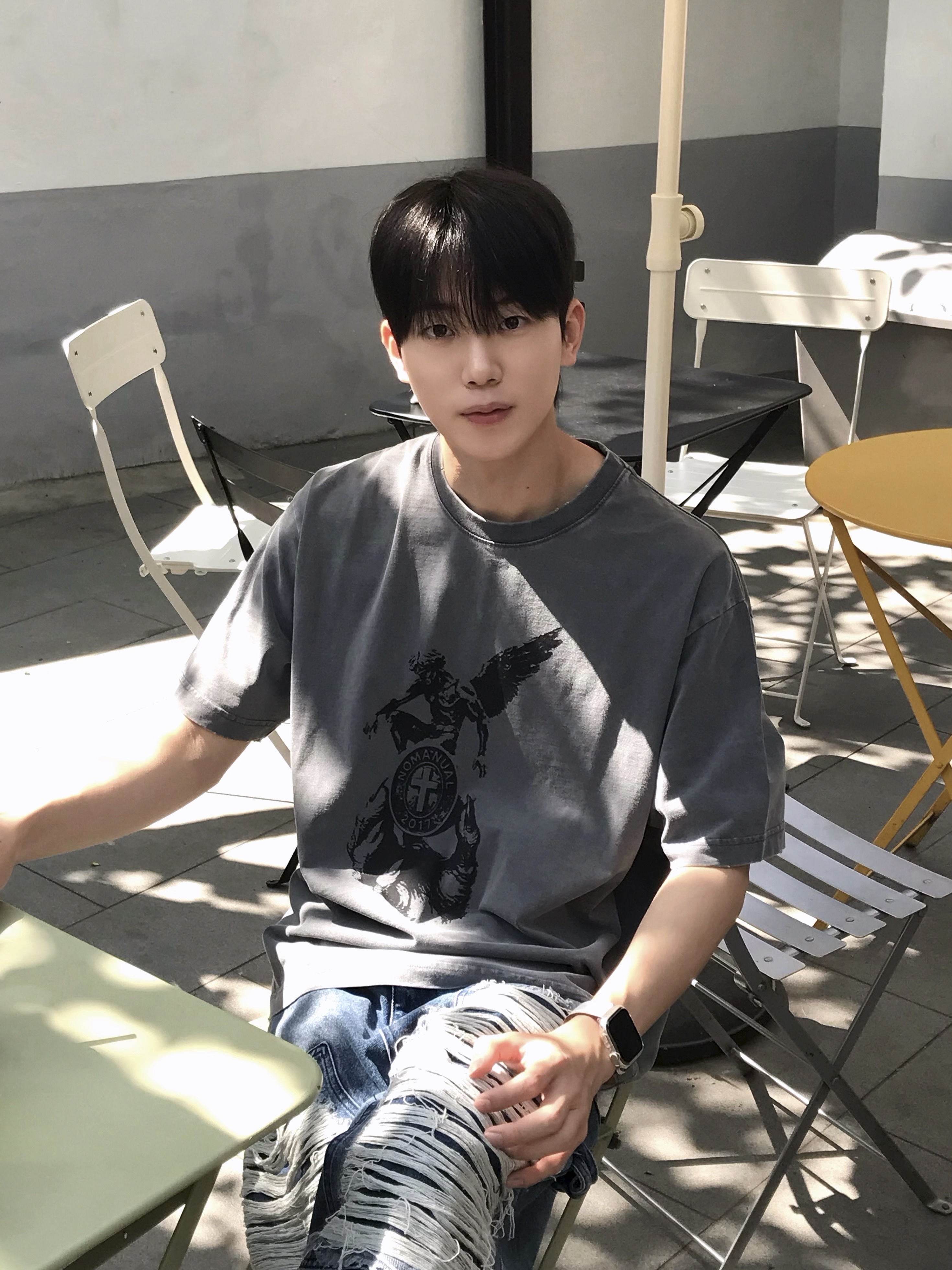 [KREAM 단독] NOMANUAL Devil Ring Damaged T-shirt Washed Charcoal, [KREAM 단독] NOMANUAL Destroyed Bermuda Pants Washed Navy 착용 스타일 - 1