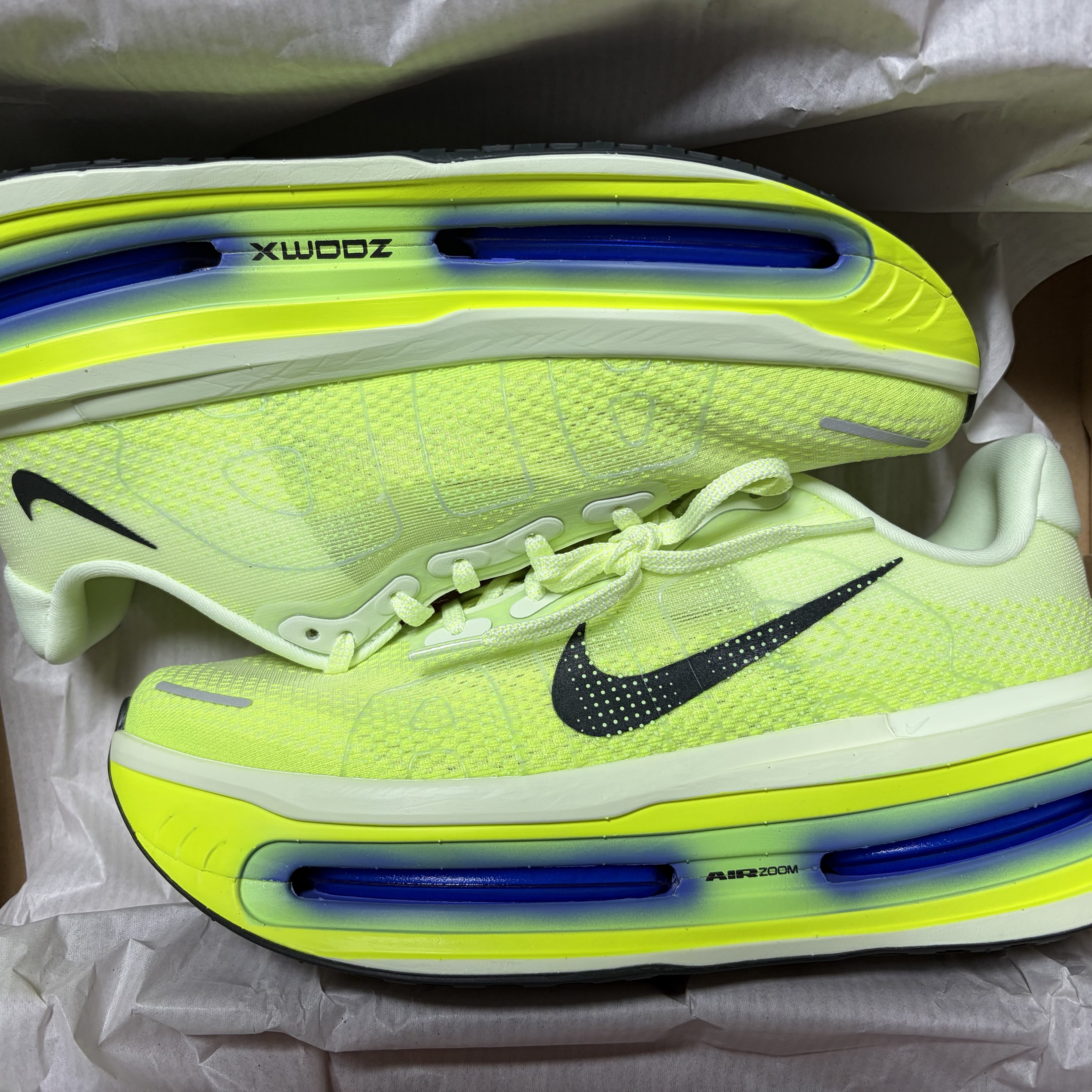 Nike Vomero Premium Volt Tint Sapphire 착용 스타일 - 2