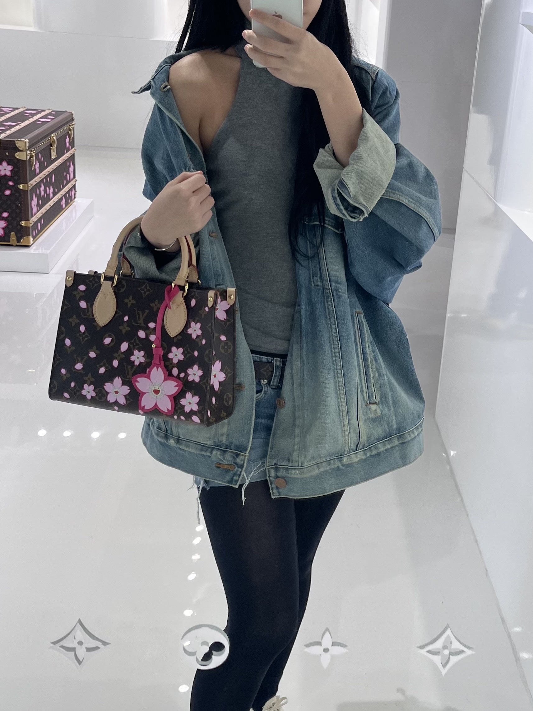 Balenciaga Padded Japanese Denim Jacket Indigo, Louis Vuitton x Murakami Takashi Onthego PM Sakura Brown 착용 스타일