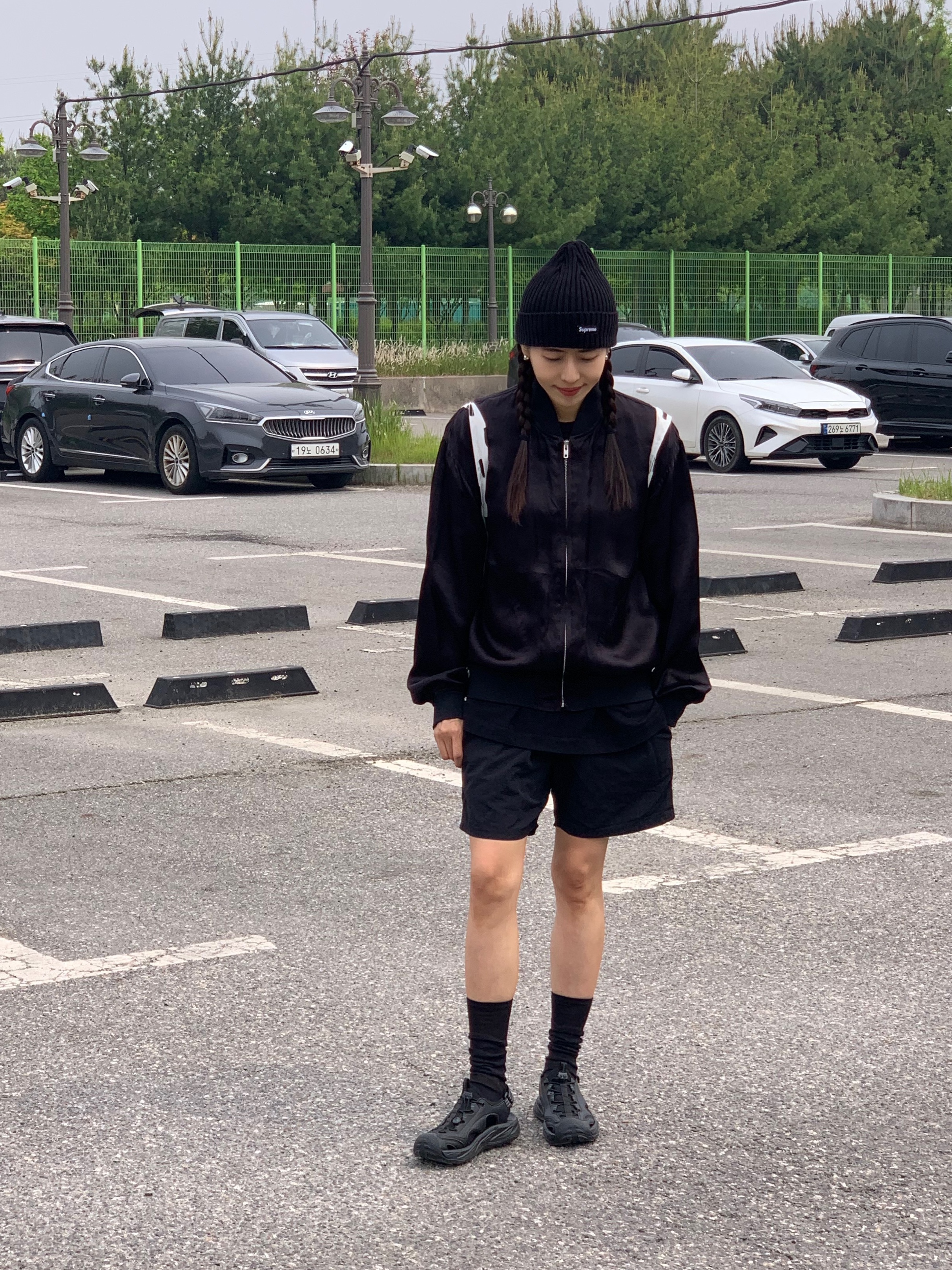 Supreme Overdyed Beanie Black, CDG '84-85 Staff Blouson Black 착용 스타일 - 3