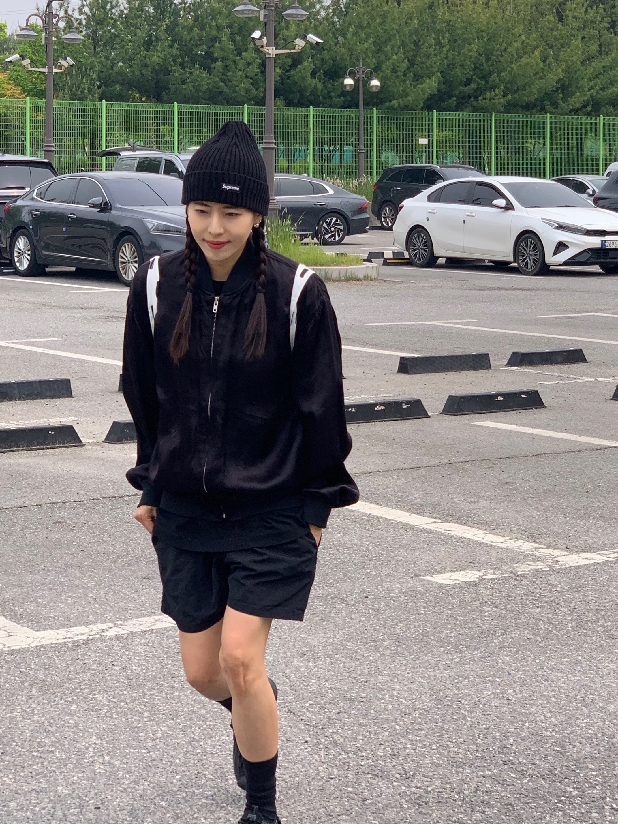Supreme Overdyed Beanie Black, CDG '84-85 Staff Blouson Black 착용 스타일 - 1