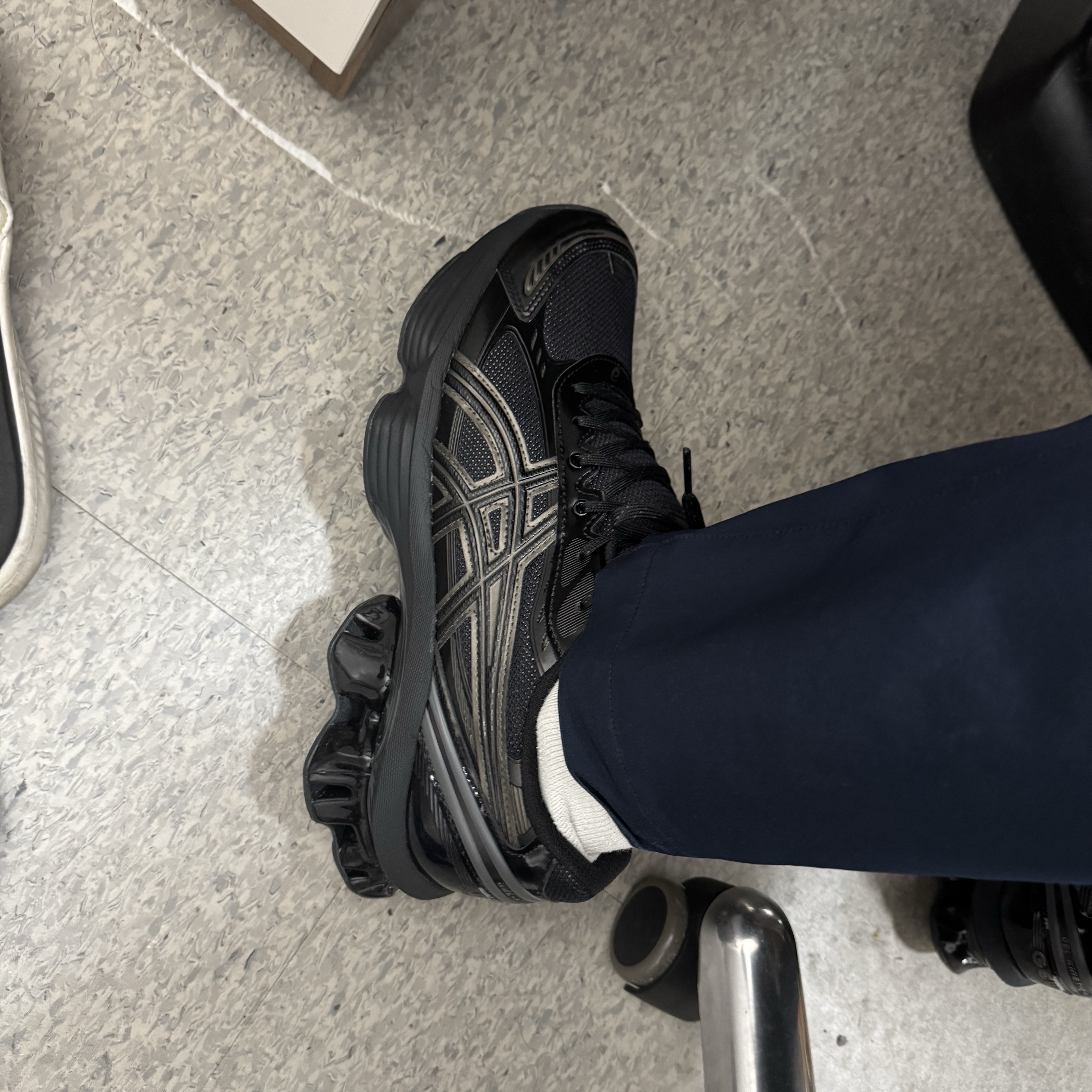 Asics Gel-Kinetic Fluent Black Graphite Grey 착용 스타일