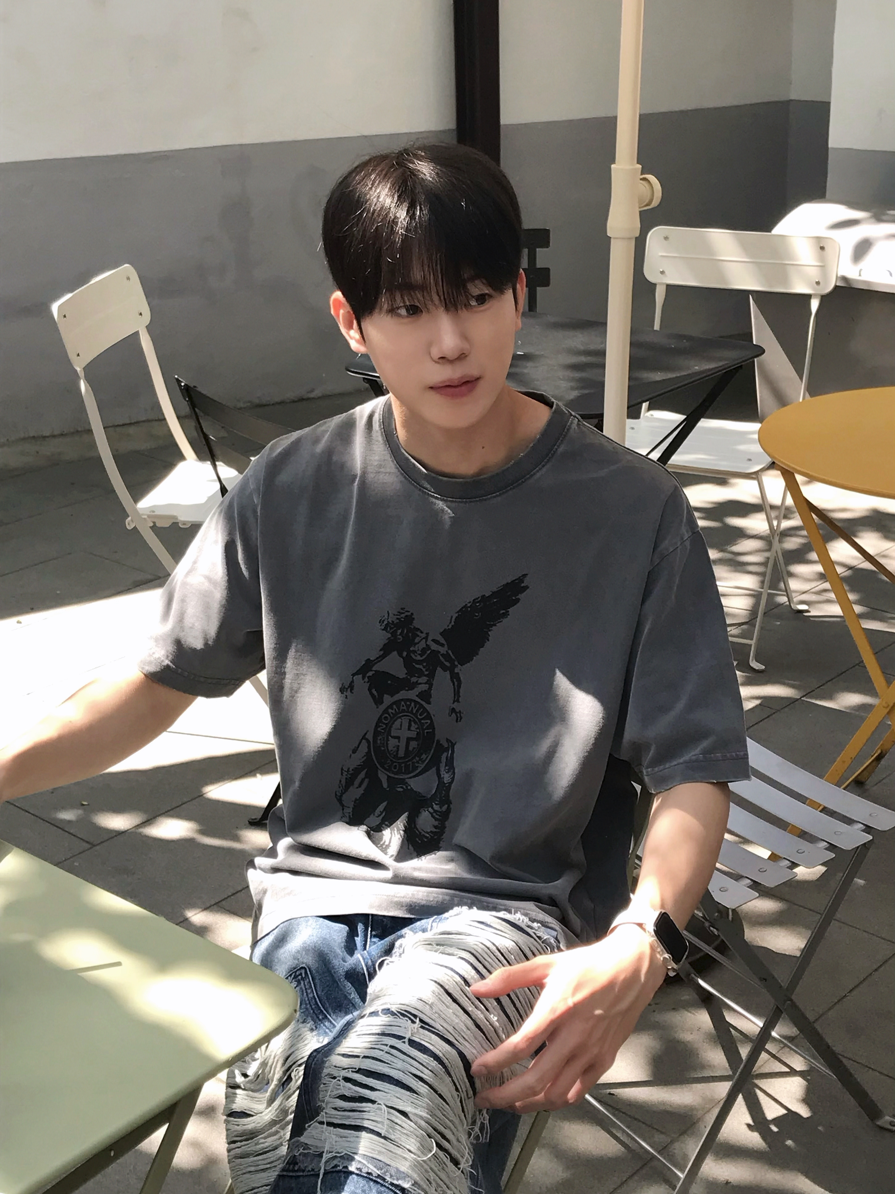 [KREAM 단독] NOMANUAL Devil Ring Damaged T-shirt Washed Charcoal, [KREAM 단독] NOMANUAL Destroyed Bermuda Pants Washed Navy 착용 스타일 - 2
