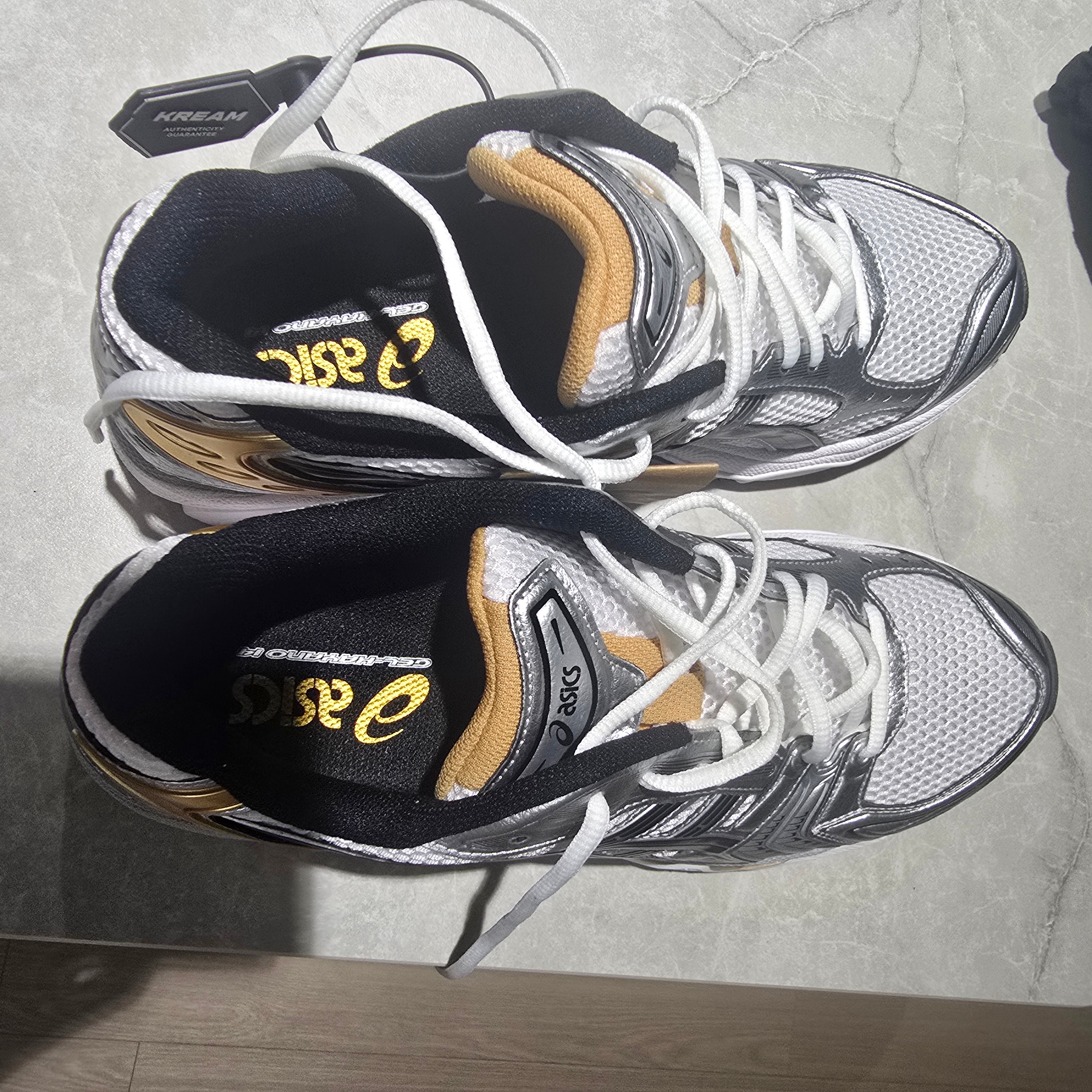 Asics Gel-Kayano 14 White Pure Gold 착용 스타일