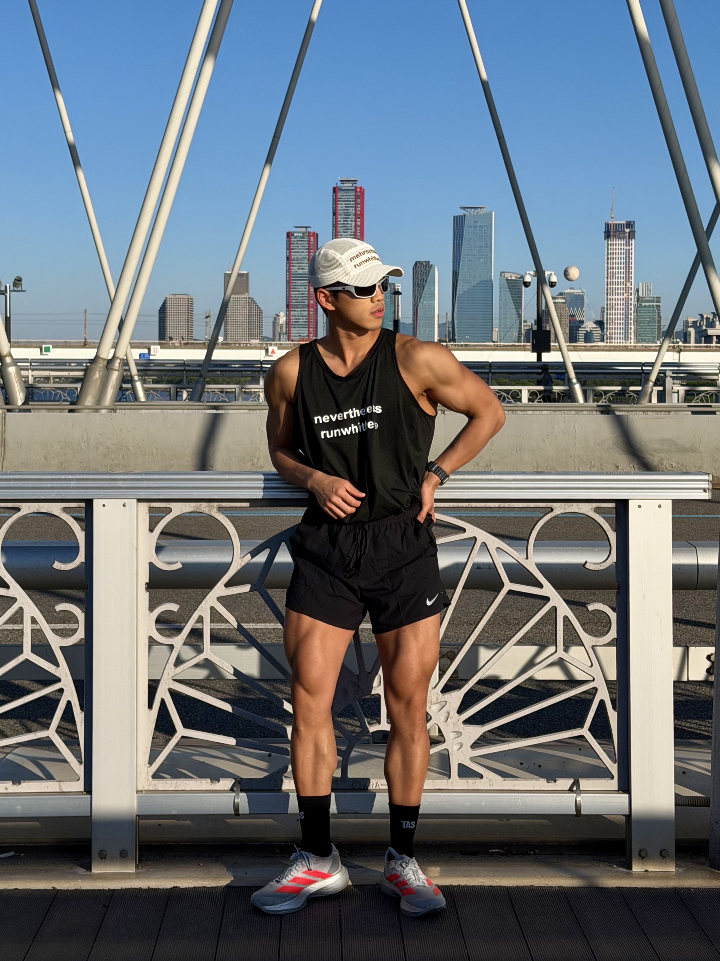 [KREAM 단독] RWR x MEHR Mesh Cap Ivory, [KREAM 단독] runwhither Racing Singlet Black 착용 스타일 - 7