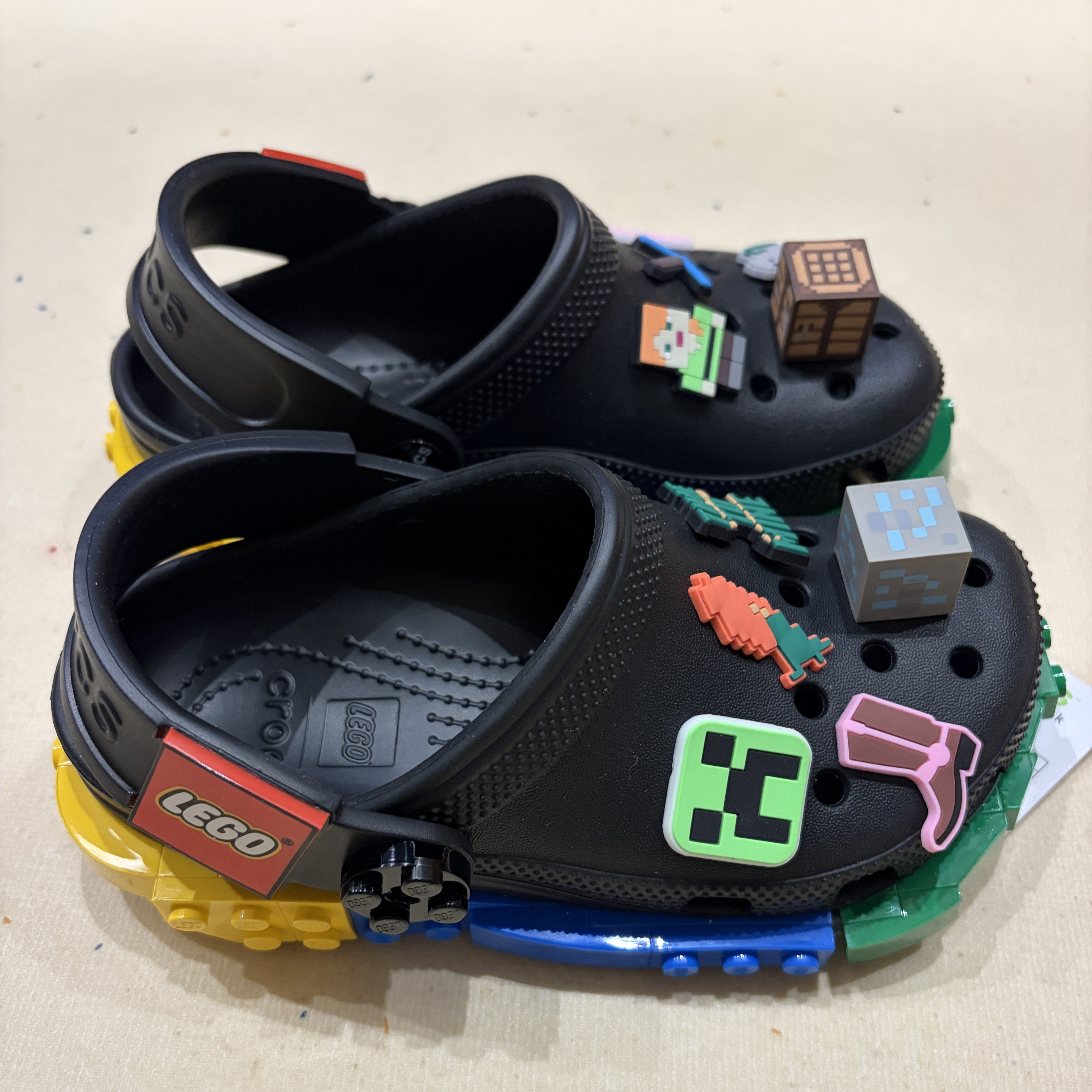 (Kids) Crocs x Lego Creativity Clog Black Mini Figure set 착용 스타일 - 3