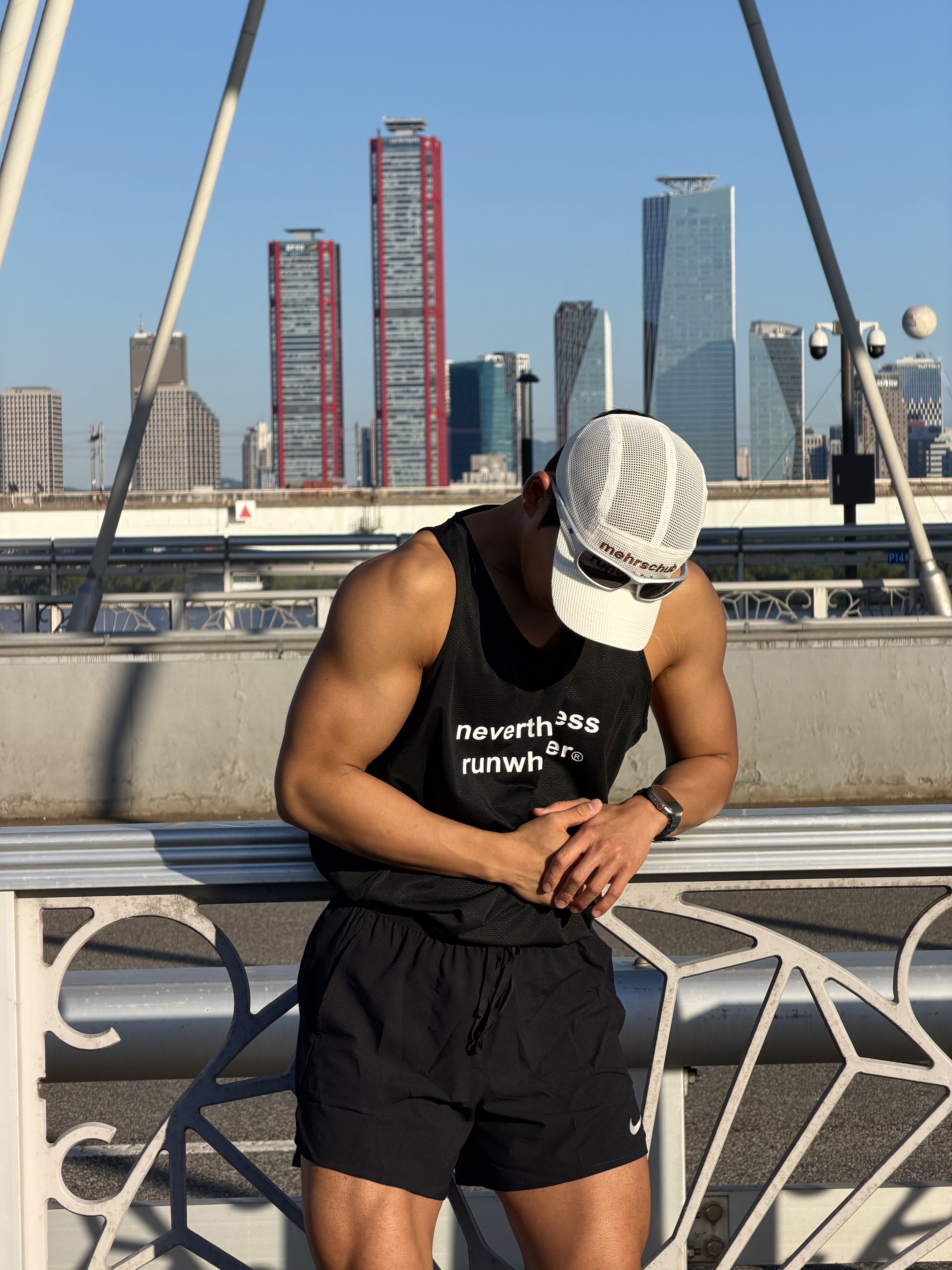 [KREAM 단독] RWR x MEHR Mesh Cap Ivory, [KREAM 단독] runwhither Racing Singlet Black 착용 스타일 - 6