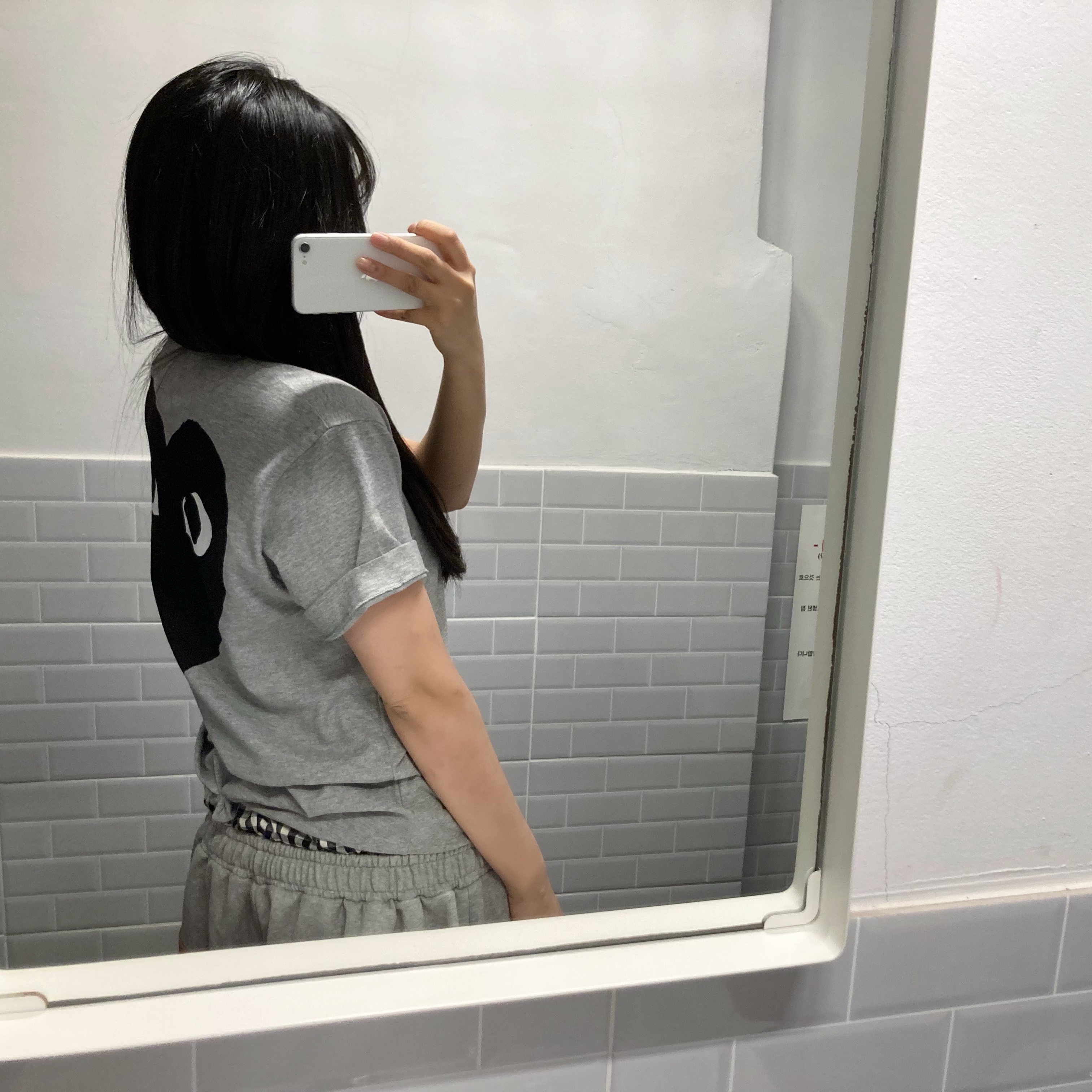 Play Comme des Garcons Logo T-Shirt Grey 착용 스타일