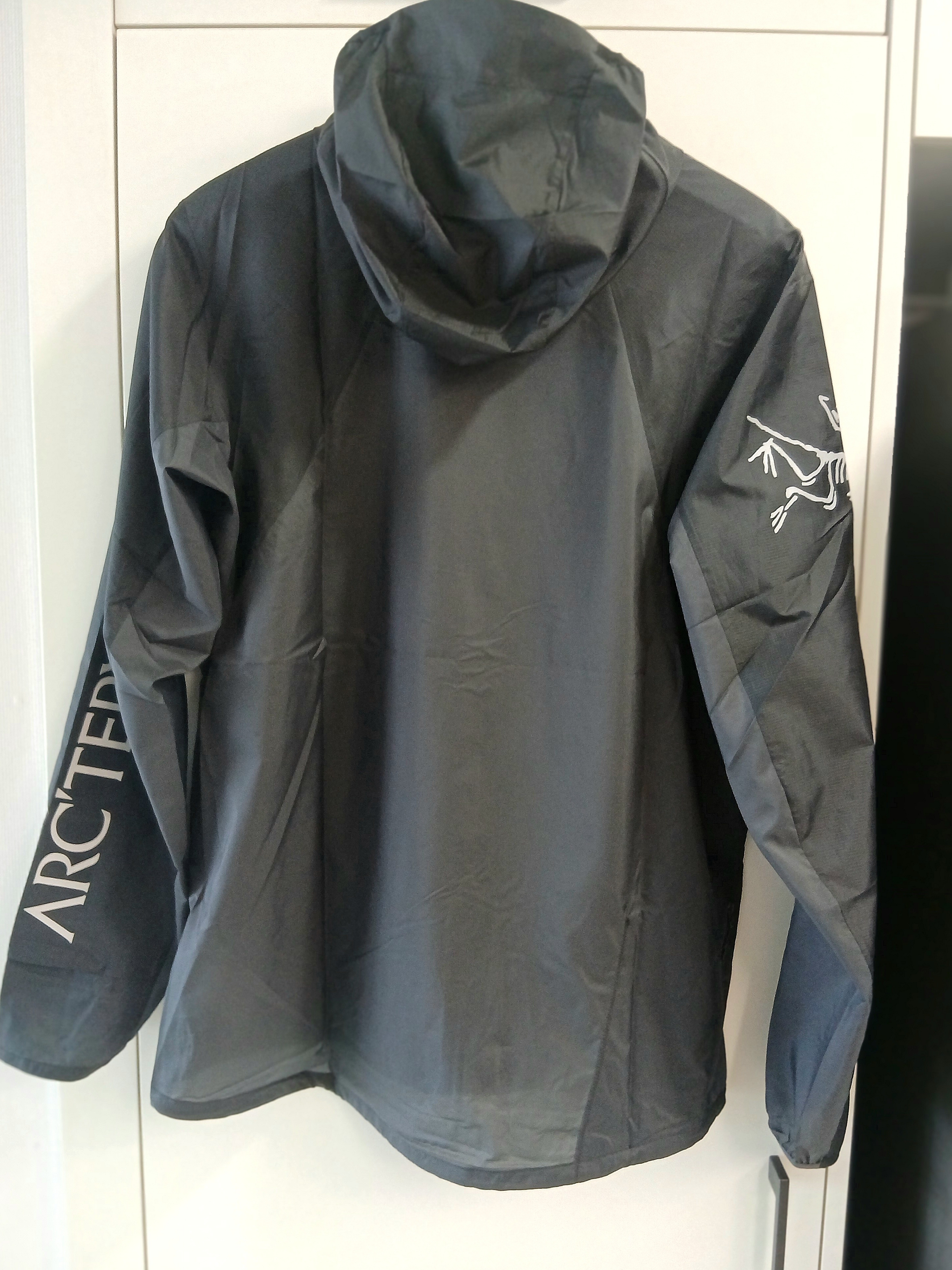 Arc'teryx Norvan Windshell Hoody Black Graphite, Arc'teryx Norvan Windshell Hoody Black Graphite 착용 스타일 - 2