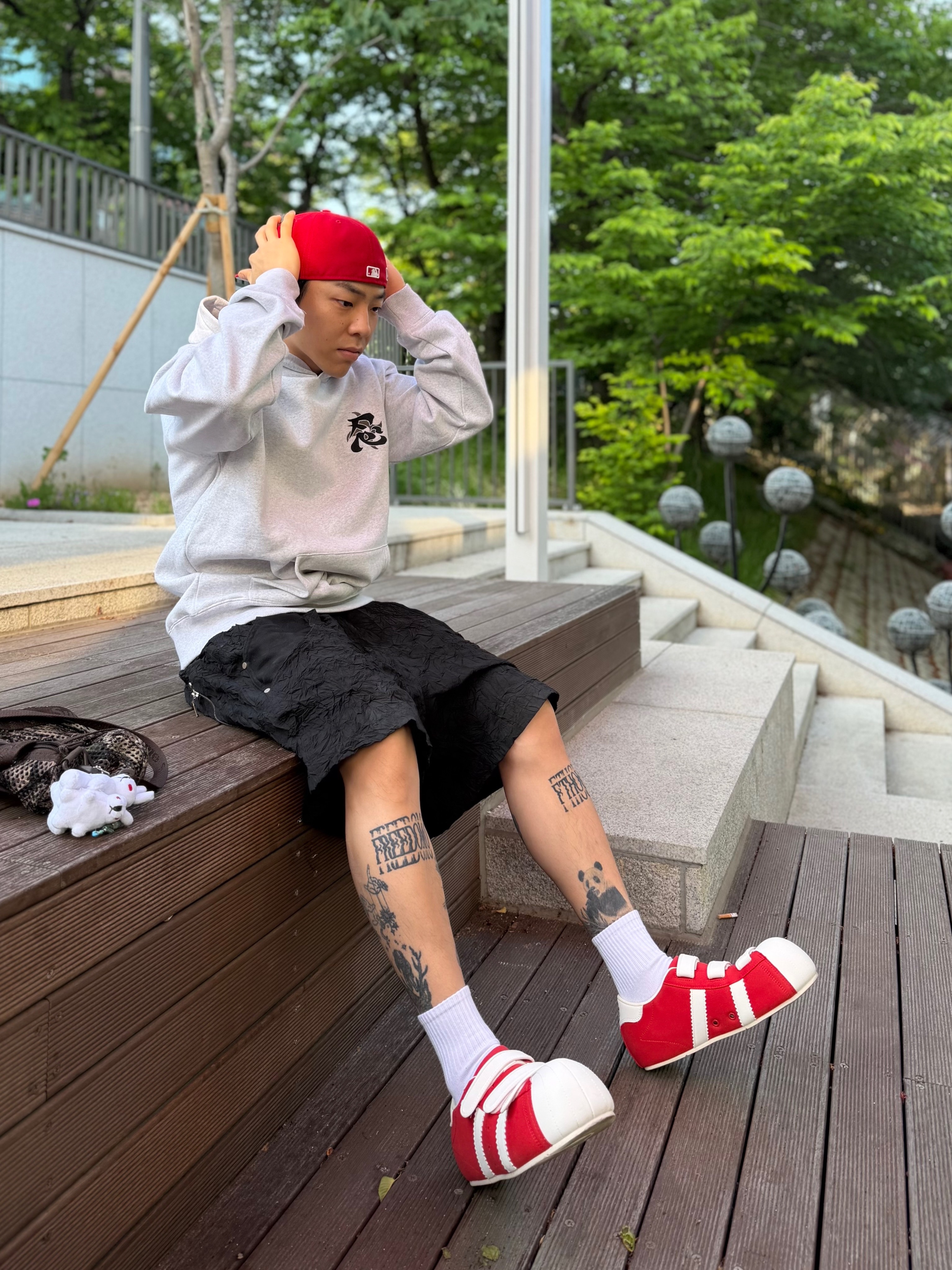 New Era x Kosuke Kawamura 59Fifty Flower Scarlet 착용 스타일 - 1