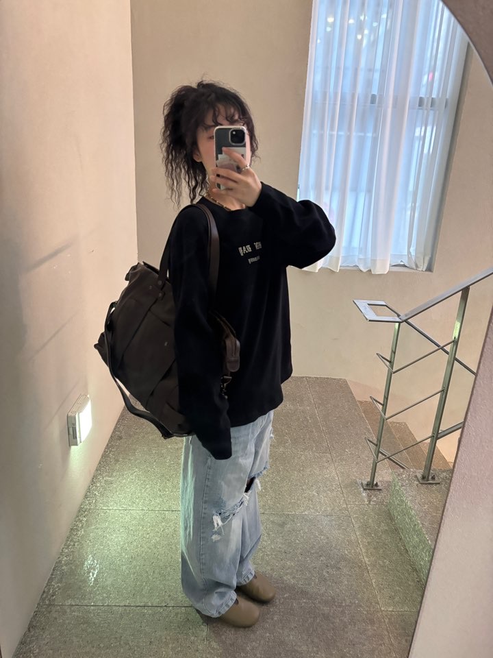 Sunday Ceremony Fade Long Sleeve Tee - Black, Sunday Ceremony Crack Leather 2Way Tote Bag - Brown 착용 스타일 - 1